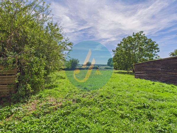 Perroy (58220) Charmante longère rénovée avec dépendances sur terrain clos.