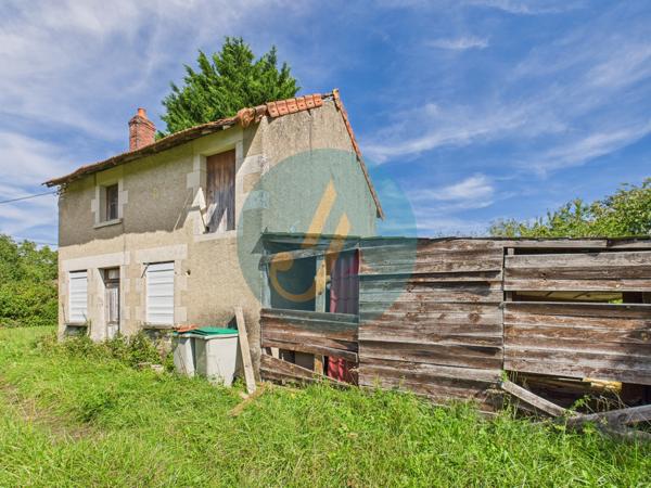 Perroy (58220) Charmante longère rénovée avec dépendances sur terrain clos.