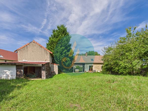 Perroy (58220) Charmante longère rénovée avec dépendances sur terrain clos.