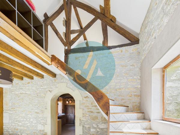 Perroy (58220) Charmante longère rénovée avec dépendances sur terrain clos.