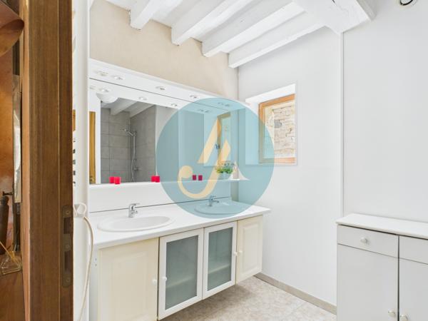 Perroy (58220) Charmante longère rénovée avec dépendances sur terrain clos.