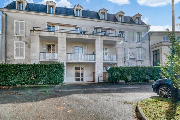 Christophe Michaudelle Capifrance, EXCLUSIVITÉ, vous propose au cœur de MEAUX, au pied de la cathédrale, appartement avec beaucoup de charme 4 pièces 80 m² avec sa terrasse, sa place de stationnement