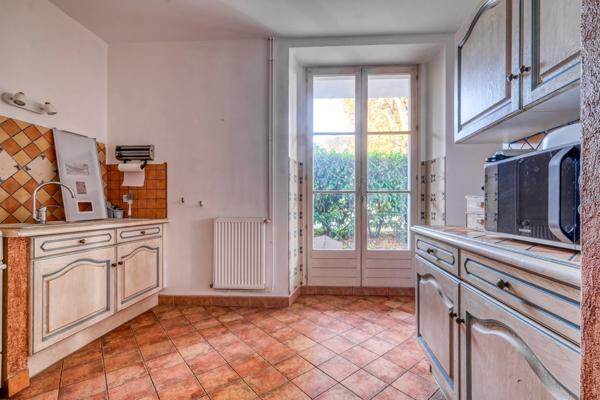 Christophe Michaudelle Capifrance, EXCLUSIVITÉ, vous propose au cœur de MEAUX, au pied de la cathédrale, appartement avec beaucoup de charme 4 pièces 80 m² avec sa terrasse, sa place de stationnement