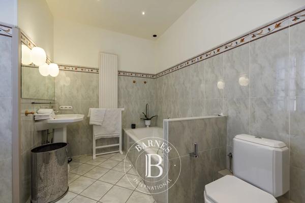 Cessy, Propriété 5 Chambres -  332 m² à vendre