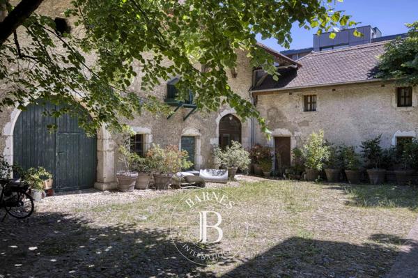 Cessy, Propriété 5 Chambres -  332 m² à vendre