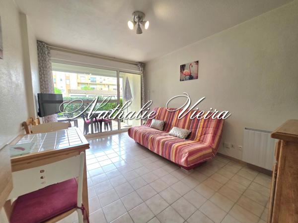 Studio cabine en rez-de-jardin avec terrasse, cour privative et parking – Carnon Ouest