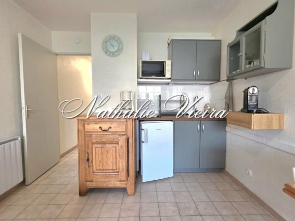 Studio cabine en rez-de-jardin avec terrasse, cour privative et parking – Carnon Ouest