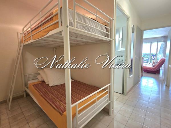 Studio cabine en rez-de-jardin avec terrasse, cour privative et parking – Carnon Ouest