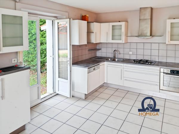 Saint-Just-Saint-Rambert (42170) Maison en pisé avec cachet, à Saint-Just-Saint-Rambert