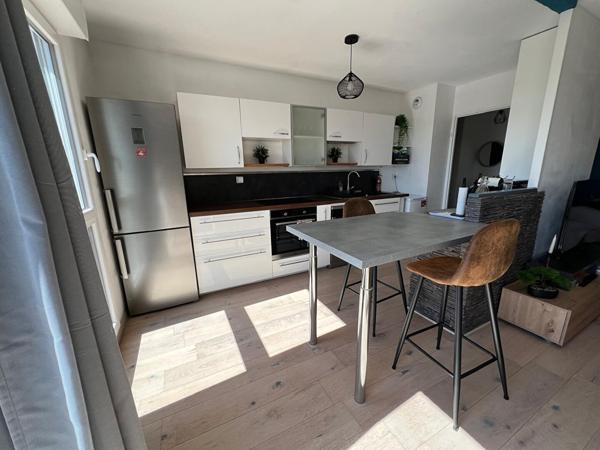 Tortière - Idéalement situé, en étage élevé d'un immmeuble récent, appartement trois pièces en très bon état. Ascenseur et parking en sous-sol.