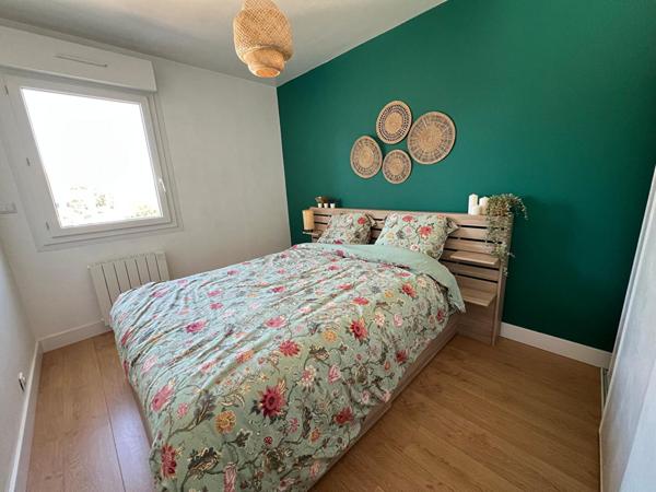 Tortière - Idéalement situé, en étage élevé d'un immmeuble récent, appartement trois pièces en très bon état. Ascenseur et parking en sous-sol.