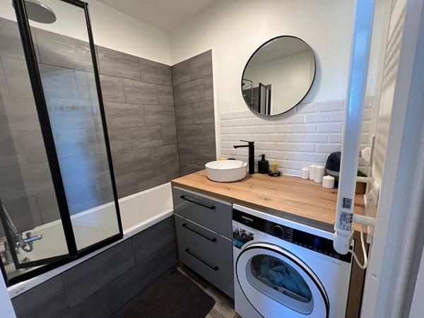 Tortière - Idéalement situé, en étage élevé d'un immmeuble récent, appartement trois pièces en très bon état. Ascenseur et parking en sous-sol.