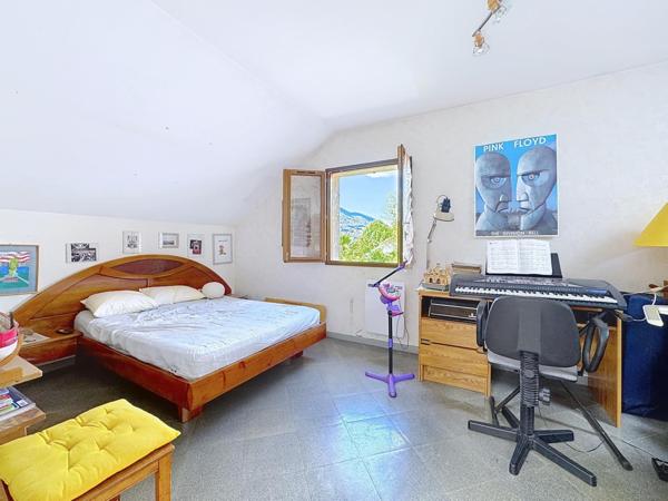 Rare, villa avec vue sur les massifs, piscine et garage - quartier calme et résidentiel de Voiron