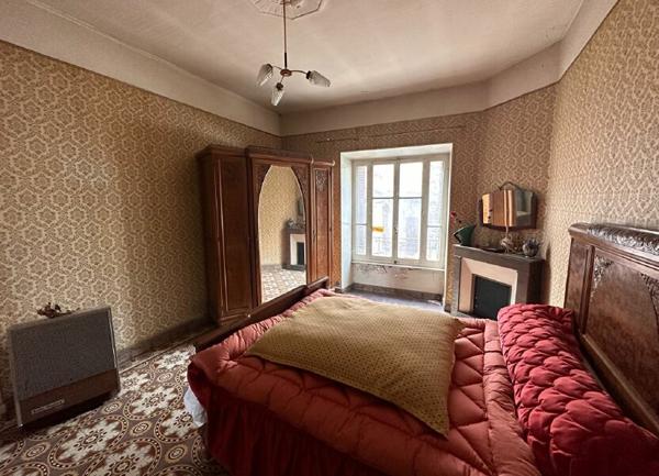 Maison à vendre    5 pièces •  Joyeuse