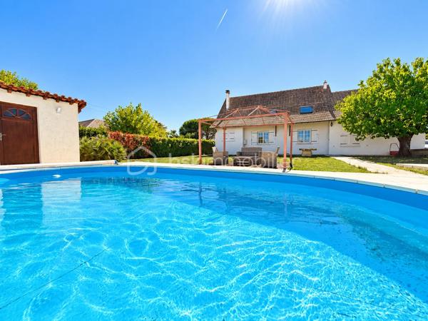 🏡 MONTAUBAN – MAISON 186 m² • PISCINE • PARC 2 400 m² • TERRAIN CONSTRUCTIBLE 🌳

✨ De beaux volumes, de la lumière, une piscine, un grand parc arboré… et un potentiel foncier rare à Montauban !

À seulement 5 minutes du centre-ville de Montauban, de la gare et des écoles, découvrez cette belle maison familiale de 186 m², implantée au cœur d’un parc arboré et entièrement clôturé d’environ 2 400 m². 🌿

Une propriété idéale pour celles et ceux qui recherchent de l’espace, du calme et un véritable extérieur, tout en restant à proximité des commodités.

☀️ DE BEAUX VOLUMES ET UNE MAISON LUMINEUSE

Dès l’entrée, la maison séduit par ses volumes généreux et ses nombreuses ouvertures sur le jardin.

La pièce de vie, spacieuse et baignée de lumière, permet d’aménager confortablement salon et salle à manger. Ses nombreuses portes-fenêtres prolongent naturellement l’espace vers l’extérieur, tandis que la cheminée 🔥 apporte une touche chaleureuse à l’ensemble.

Au rez-de-chaussée, vous retrouverez :

🔸 une cuisine équipée avec de nombreux rangements
🔸 un cellier pratique au quotidien
🔸 un bureau / bibliothèque, idéal pour le télétravail 💻 et pouvant également devenir une chambre supplémentaire 🛏️
🔸 une chambre avec grands placards coulissants, donnant sur le jardin 🌳
🔸 une salle de bains avec baignoire et douche 🛁🚿
🔸 des WC indépendants

👉 La configuration permet ainsi d’envisager jusqu’à deux chambres au rez-de-chaussée, selon vos besoins.

🛏️ À L’ÉTAGE : DE L’ESPACE POUR TOUTE LA FAMILLE

L’étage accueille 3 chambres, dont deux pouvant communiquer, ainsi qu’une salle d’eau avec WC et un dressing aménagé sous combles. 👗

🎮 Une généreuse salle de jeux / atelier d’environ 30 m² vient compléter cet étage.

Salle de cinéma 🎬, salle de sport 🏋️, espace détente, atelier, bureau ou salle de jeux… à vous d’imaginer cet espace selon vos envies !

💦 UN EXTÉRIEUR QUI DONNE UN AIR DE VACANCES

Le parc arboré d’environ 2 400 m², entièrement clôturé, constitue l’un des véritables coups de cœur de cette propriété. ❤️

🌳🌴 Un environnement verdoyant et généreux dans lequel vous profiterez de :

🏊‍♂️ une piscine de 8 × 4 m avec liner récemment remplacé
☀️ terrasses
🌿 une pergola
💧 un puits
🚗 un double garage d’environ 50 m²
🗄️ une cave accessible directement depuis le garage, offrant un espace de stockage supplémentaire très pratique

Déjeuners en terrasse, après-midi autour de la piscine et longues soirées d’été entre amis ou en famille… ici, les beaux jours prennent une tout autre dimension.☀️

💎 UN ATOUT RARE : ENVIRON 570 m² CONSTRUCTIBLES

La propriété dispose également d’une parcelle d’environ 570 m², détachable et constructible, avec son propre accès indépendant. 🏗️

Un potentiel supplémentaire particulièrement intéressant permettant, sous réserve des autorisations d’urbanisme, d’envisager différents projets : construction, revente de la parcelle ou tout simplement conservation de l’ensemble pour profiter pleinement de la propriété.

🔑 CONFORT & ÉQUIPEMENTS

❄️ Climatisation réversible
🪟 Double vitrage
🚗 Double garage motorisé d’environ 50 m²
🗄️ Cave accessible depuis le garage
🚪 Portail motorisé
📹 Visiophone
⚡ DPE : C
✅ Assainissement contrôlé

📍 Montauban – à seulement 5 minutes du centre-ville, de la gare et des écoles.

❤️ Une maison familiale qui réunit espace, luminosité, piscine, grand parc arboré et potentiel foncier : une combinaison particulièrement recherchée aux portes du centre de Montauban.

📞 Vous vous projetez déjà ? Contactez-moi pour obtenir davantage d’informations et organiser votre visite.