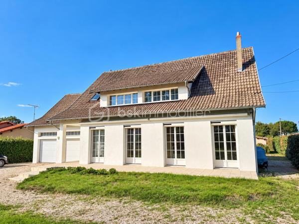 🏡 MONTAUBAN – MAISON 186 m² • PISCINE • PARC 2 400 m² • TERRAIN CONSTRUCTIBLE 🌳

✨ De beaux volumes, de la lumière, une piscine, un grand parc arboré… et un potentiel foncier rare à Montauban !

À seulement 5 minutes du centre-ville de Montauban, de la gare et des écoles, découvrez cette belle maison familiale de 186 m², implantée au cœur d’un parc arboré et entièrement clôturé d’environ 2 400 m². 🌿

Une propriété idéale pour celles et ceux qui recherchent de l’espace, du calme et un véritable extérieur, tout en restant à proximité des commodités.

☀️ DE BEAUX VOLUMES ET UNE MAISON LUMINEUSE

Dès l’entrée, la maison séduit par ses volumes généreux et ses nombreuses ouvertures sur le jardin.

La pièce de vie, spacieuse et baignée de lumière, permet d’aménager confortablement salon et salle à manger. Ses nombreuses portes-fenêtres prolongent naturellement l’espace vers l’extérieur, tandis que la cheminée 🔥 apporte une touche chaleureuse à l’ensemble.

Au rez-de-chaussée, vous retrouverez :

🔸 une cuisine équipée avec de nombreux rangements
🔸 un cellier pratique au quotidien
🔸 un bureau / bibliothèque, idéal pour le télétravail 💻 et pouvant également devenir une chambre supplémentaire 🛏️
🔸 une chambre avec grands placards coulissants, donnant sur le jardin 🌳
🔸 une salle de bains avec baignoire et douche 🛁🚿
🔸 des WC indépendants

👉 La configuration permet ainsi d’envisager jusqu’à deux chambres au rez-de-chaussée, selon vos besoins.

🛏️ À L’ÉTAGE : DE L’ESPACE POUR TOUTE LA FAMILLE

L’étage accueille 3 chambres, dont deux pouvant communiquer, ainsi qu’une salle d’eau avec WC et un dressing aménagé sous combles. 👗

🎮 Une généreuse salle de jeux / atelier d’environ 30 m² vient compléter cet étage.

Salle de cinéma 🎬, salle de sport 🏋️, espace détente, atelier, bureau ou salle de jeux… à vous d’imaginer cet espace selon vos envies !

💦 UN EXTÉRIEUR QUI DONNE UN AIR DE VACANCES

Le parc arboré d’environ 2 400 m², entièrement clôturé, constitue l’un des véritables coups de cœur de cette propriété. ❤️

🌳🌴 Un environnement verdoyant et généreux dans lequel vous profiterez de :

🏊‍♂️ une piscine de 8 × 4 m avec liner récemment remplacé
☀️ terrasses
🌿 une pergola
💧 un puits
🚗 un double garage d’environ 50 m²
🗄️ une cave accessible directement depuis le garage, offrant un espace de stockage supplémentaire très pratique

Déjeuners en terrasse, après-midi autour de la piscine et longues soirées d’été entre amis ou en famille… ici, les beaux jours prennent une tout autre dimension.☀️

💎 UN ATOUT RARE : ENVIRON 570 m² CONSTRUCTIBLES

La propriété dispose également d’une parcelle d’environ 570 m², détachable et constructible, avec son propre accès indépendant. 🏗️

Un potentiel supplémentaire particulièrement intéressant permettant, sous réserve des autorisations d’urbanisme, d’envisager différents projets : construction, revente de la parcelle ou tout simplement conservation de l’ensemble pour profiter pleinement de la propriété.

🔑 CONFORT & ÉQUIPEMENTS

❄️ Climatisation réversible
🪟 Double vitrage
🚗 Double garage motorisé d’environ 50 m²
🗄️ Cave accessible depuis le garage
🚪 Portail motorisé
📹 Visiophone
⚡ DPE : C
✅ Assainissement contrôlé

📍 Montauban – à seulement 5 minutes du centre-ville, de la gare et des écoles.

❤️ Une maison familiale qui réunit espace, luminosité, piscine, grand parc arboré et potentiel foncier : une combinaison particulièrement recherchée aux portes du centre de Montauban.

📞 Vous vous projetez déjà ? Contactez-moi pour obtenir davantage d’informations et organiser votre visite.
