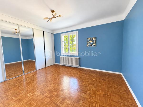 🏡 MONTAUBAN – MAISON 186 m² • PISCINE • PARC 2 400 m² • TERRAIN CONSTRUCTIBLE 🌳

✨ De beaux volumes, de la lumière, une piscine, un grand parc arboré… et un potentiel foncier rare à Montauban !

À seulement 5 minutes du centre-ville de Montauban, de la gare et des écoles, découvrez cette belle maison familiale de 186 m², implantée au cœur d’un parc arboré et entièrement clôturé d’environ 2 400 m². 🌿

Une propriété idéale pour celles et ceux qui recherchent de l’espace, du calme et un véritable extérieur, tout en restant à proximité des commodités.

☀️ DE BEAUX VOLUMES ET UNE MAISON LUMINEUSE

Dès l’entrée, la maison séduit par ses volumes généreux et ses nombreuses ouvertures sur le jardin.

La pièce de vie, spacieuse et baignée de lumière, permet d’aménager confortablement salon et salle à manger. Ses nombreuses portes-fenêtres prolongent naturellement l’espace vers l’extérieur, tandis que la cheminée 🔥 apporte une touche chaleureuse à l’ensemble.

Au rez-de-chaussée, vous retrouverez :

🔸 une cuisine équipée avec de nombreux rangements
🔸 un cellier pratique au quotidien
🔸 un bureau / bibliothèque, idéal pour le télétravail 💻 et pouvant également devenir une chambre supplémentaire 🛏️
🔸 une chambre avec grands placards coulissants, donnant sur le jardin 🌳
🔸 une salle de bains avec baignoire et douche 🛁🚿
🔸 des WC indépendants

👉 La configuration permet ainsi d’envisager jusqu’à deux chambres au rez-de-chaussée, selon vos besoins.

🛏️ À L’ÉTAGE : DE L’ESPACE POUR TOUTE LA FAMILLE

L’étage accueille 3 chambres, dont deux pouvant communiquer, ainsi qu’une salle d’eau avec WC et un dressing aménagé sous combles. 👗

🎮 Une généreuse salle de jeux / atelier d’environ 30 m² vient compléter cet étage.

Salle de cinéma 🎬, salle de sport 🏋️, espace détente, atelier, bureau ou salle de jeux… à vous d’imaginer cet espace selon vos envies !

💦 UN EXTÉRIEUR QUI DONNE UN AIR DE VACANCES

Le parc arboré d’environ 2 400 m², entièrement clôturé, constitue l’un des véritables coups de cœur de cette propriété. ❤️

🌳🌴 Un environnement verdoyant et généreux dans lequel vous profiterez de :

🏊‍♂️ une piscine de 8 × 4 m avec liner récemment remplacé
☀️ terrasses
🌿 une pergola
💧 un puits
🚗 un double garage d’environ 50 m²
🗄️ une cave accessible directement depuis le garage, offrant un espace de stockage supplémentaire très pratique

Déjeuners en terrasse, après-midi autour de la piscine et longues soirées d’été entre amis ou en famille… ici, les beaux jours prennent une tout autre dimension.☀️

💎 UN ATOUT RARE : ENVIRON 570 m² CONSTRUCTIBLES

La propriété dispose également d’une parcelle d’environ 570 m², détachable et constructible, avec son propre accès indépendant. 🏗️

Un potentiel supplémentaire particulièrement intéressant permettant, sous réserve des autorisations d’urbanisme, d’envisager différents projets : construction, revente de la parcelle ou tout simplement conservation de l’ensemble pour profiter pleinement de la propriété.

🔑 CONFORT & ÉQUIPEMENTS

❄️ Climatisation réversible
🪟 Double vitrage
🚗 Double garage motorisé d’environ 50 m²
🗄️ Cave accessible depuis le garage
🚪 Portail motorisé
📹 Visiophone
⚡ DPE : C
✅ Assainissement contrôlé

📍 Montauban – à seulement 5 minutes du centre-ville, de la gare et des écoles.

❤️ Une maison familiale qui réunit espace, luminosité, piscine, grand parc arboré et potentiel foncier : une combinaison particulièrement recherchée aux portes du centre de Montauban.

📞 Vous vous projetez déjà ? Contactez-moi pour obtenir davantage d’informations et organiser votre visite.