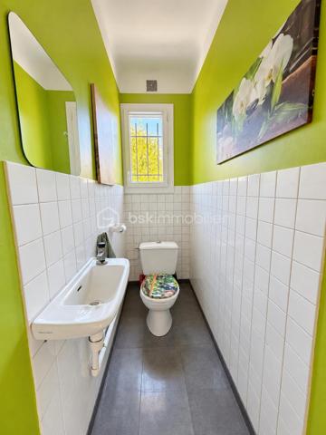 🏡 MONTAUBAN – MAISON 186 m² • PISCINE • PARC 2 400 m² • TERRAIN CONSTRUCTIBLE 🌳

✨ De beaux volumes, de la lumière, une piscine, un grand parc arboré… et un potentiel foncier rare à Montauban !

À seulement 5 minutes du centre-ville de Montauban, de la gare et des écoles, découvrez cette belle maison familiale de 186 m², implantée au cœur d’un parc arboré et entièrement clôturé d’environ 2 400 m². 🌿

Une propriété idéale pour celles et ceux qui recherchent de l’espace, du calme et un véritable extérieur, tout en restant à proximité des commodités.

☀️ DE BEAUX VOLUMES ET UNE MAISON LUMINEUSE

Dès l’entrée, la maison séduit par ses volumes généreux et ses nombreuses ouvertures sur le jardin.

La pièce de vie, spacieuse et baignée de lumière, permet d’aménager confortablement salon et salle à manger. Ses nombreuses portes-fenêtres prolongent naturellement l’espace vers l’extérieur, tandis que la cheminée 🔥 apporte une touche chaleureuse à l’ensemble.

Au rez-de-chaussée, vous retrouverez :

🔸 une cuisine équipée avec de nombreux rangements
🔸 un cellier pratique au quotidien
🔸 un bureau / bibliothèque, idéal pour le télétravail 💻 et pouvant également devenir une chambre supplémentaire 🛏️
🔸 une chambre avec grands placards coulissants, donnant sur le jardin 🌳
🔸 une salle de bains avec baignoire et douche 🛁🚿
🔸 des WC indépendants

👉 La configuration permet ainsi d’envisager jusqu’à deux chambres au rez-de-chaussée, selon vos besoins.

🛏️ À L’ÉTAGE : DE L’ESPACE POUR TOUTE LA FAMILLE

L’étage accueille 3 chambres, dont deux pouvant communiquer, ainsi qu’une salle d’eau avec WC et un dressing aménagé sous combles. 👗

🎮 Une généreuse salle de jeux / atelier d’environ 30 m² vient compléter cet étage.

Salle de cinéma 🎬, salle de sport 🏋️, espace détente, atelier, bureau ou salle de jeux… à vous d’imaginer cet espace selon vos envies !

💦 UN EXTÉRIEUR QUI DONNE UN AIR DE VACANCES

Le parc arboré d’environ 2 400 m², entièrement clôturé, constitue l’un des véritables coups de cœur de cette propriété. ❤️

🌳🌴 Un environnement verdoyant et généreux dans lequel vous profiterez de :

🏊‍♂️ une piscine de 8 × 4 m avec liner récemment remplacé
☀️ terrasses
🌿 une pergola
💧 un puits
🚗 un double garage d’environ 50 m²
🗄️ une cave accessible directement depuis le garage, offrant un espace de stockage supplémentaire très pratique

Déjeuners en terrasse, après-midi autour de la piscine et longues soirées d’été entre amis ou en famille… ici, les beaux jours prennent une tout autre dimension.☀️

💎 UN ATOUT RARE : ENVIRON 570 m² CONSTRUCTIBLES

La propriété dispose également d’une parcelle d’environ 570 m², détachable et constructible, avec son propre accès indépendant. 🏗️

Un potentiel supplémentaire particulièrement intéressant permettant, sous réserve des autorisations d’urbanisme, d’envisager différents projets : construction, revente de la parcelle ou tout simplement conservation de l’ensemble pour profiter pleinement de la propriété.

🔑 CONFORT & ÉQUIPEMENTS

❄️ Climatisation réversible
🪟 Double vitrage
🚗 Double garage motorisé d’environ 50 m²
🗄️ Cave accessible depuis le garage
🚪 Portail motorisé
📹 Visiophone
⚡ DPE : C
✅ Assainissement contrôlé

📍 Montauban – à seulement 5 minutes du centre-ville, de la gare et des écoles.

❤️ Une maison familiale qui réunit espace, luminosité, piscine, grand parc arboré et potentiel foncier : une combinaison particulièrement recherchée aux portes du centre de Montauban.

📞 Vous vous projetez déjà ? Contactez-moi pour obtenir davantage d’informations et organiser votre visite.