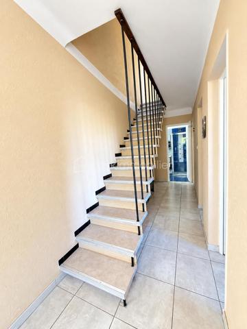 🏡 MONTAUBAN – MAISON 186 m² • PISCINE • PARC 2 400 m² • TERRAIN CONSTRUCTIBLE 🌳

✨ De beaux volumes, de la lumière, une piscine, un grand parc arboré… et un potentiel foncier rare à Montauban !

À seulement 5 minutes du centre-ville de Montauban, de la gare et des écoles, découvrez cette belle maison familiale de 186 m², implantée au cœur d’un parc arboré et entièrement clôturé d’environ 2 400 m². 🌿

Une propriété idéale pour celles et ceux qui recherchent de l’espace, du calme et un véritable extérieur, tout en restant à proximité des commodités.

☀️ DE BEAUX VOLUMES ET UNE MAISON LUMINEUSE

Dès l’entrée, la maison séduit par ses volumes généreux et ses nombreuses ouvertures sur le jardin.

La pièce de vie, spacieuse et baignée de lumière, permet d’aménager confortablement salon et salle à manger. Ses nombreuses portes-fenêtres prolongent naturellement l’espace vers l’extérieur, tandis que la cheminée 🔥 apporte une touche chaleureuse à l’ensemble.

Au rez-de-chaussée, vous retrouverez :

🔸 une cuisine équipée avec de nombreux rangements
🔸 un cellier pratique au quotidien
🔸 un bureau / bibliothèque, idéal pour le télétravail 💻 et pouvant également devenir une chambre supplémentaire 🛏️
🔸 une chambre avec grands placards coulissants, donnant sur le jardin 🌳
🔸 une salle de bains avec baignoire et douche 🛁🚿
🔸 des WC indépendants

👉 La configuration permet ainsi d’envisager jusqu’à deux chambres au rez-de-chaussée, selon vos besoins.

🛏️ À L’ÉTAGE : DE L’ESPACE POUR TOUTE LA FAMILLE

L’étage accueille 3 chambres, dont deux pouvant communiquer, ainsi qu’une salle d’eau avec WC et un dressing aménagé sous combles. 👗

🎮 Une généreuse salle de jeux / atelier d’environ 30 m² vient compléter cet étage.

Salle de cinéma 🎬, salle de sport 🏋️, espace détente, atelier, bureau ou salle de jeux… à vous d’imaginer cet espace selon vos envies !

💦 UN EXTÉRIEUR QUI DONNE UN AIR DE VACANCES

Le parc arboré d’environ 2 400 m², entièrement clôturé, constitue l’un des véritables coups de cœur de cette propriété. ❤️

🌳🌴 Un environnement verdoyant et généreux dans lequel vous profiterez de :

🏊‍♂️ une piscine de 8 × 4 m avec liner récemment remplacé
☀️ terrasses
🌿 une pergola
💧 un puits
🚗 un double garage d’environ 50 m²
🗄️ une cave accessible directement depuis le garage, offrant un espace de stockage supplémentaire très pratique

Déjeuners en terrasse, après-midi autour de la piscine et longues soirées d’été entre amis ou en famille… ici, les beaux jours prennent une tout autre dimension.☀️

💎 UN ATOUT RARE : ENVIRON 570 m² CONSTRUCTIBLES

La propriété dispose également d’une parcelle d’environ 570 m², détachable et constructible, avec son propre accès indépendant. 🏗️

Un potentiel supplémentaire particulièrement intéressant permettant, sous réserve des autorisations d’urbanisme, d’envisager différents projets : construction, revente de la parcelle ou tout simplement conservation de l’ensemble pour profiter pleinement de la propriété.

🔑 CONFORT & ÉQUIPEMENTS

❄️ Climatisation réversible
🪟 Double vitrage
🚗 Double garage motorisé d’environ 50 m²
🗄️ Cave accessible depuis le garage
🚪 Portail motorisé
📹 Visiophone
⚡ DPE : C
✅ Assainissement contrôlé

📍 Montauban – à seulement 5 minutes du centre-ville, de la gare et des écoles.

❤️ Une maison familiale qui réunit espace, luminosité, piscine, grand parc arboré et potentiel foncier : une combinaison particulièrement recherchée aux portes du centre de Montauban.

📞 Vous vous projetez déjà ? Contactez-moi pour obtenir davantage d’informations et organiser votre visite.