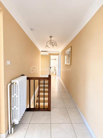 🏡 MONTAUBAN – MAISON 186 m² • PISCINE • PARC 2 400 m² • TERRAIN CONSTRUCTIBLE 🌳

✨ De beaux volumes, de la lumière, une piscine, un grand parc arboré… et un potentiel foncier rare à Montauban !

À seulement 5 minutes du centre-ville de Montauban, de la gare et des écoles, découvrez cette belle maison familiale de 186 m², implantée au cœur d’un parc arboré et entièrement clôturé d’environ 2 400 m². 🌿

Une propriété idéale pour celles et ceux qui recherchent de l’espace, du calme et un véritable extérieur, tout en restant à proximité des commodités.

☀️ DE BEAUX VOLUMES ET UNE MAISON LUMINEUSE

Dès l’entrée, la maison séduit par ses volumes généreux et ses nombreuses ouvertures sur le jardin.

La pièce de vie, spacieuse et baignée de lumière, permet d’aménager confortablement salon et salle à manger. Ses nombreuses portes-fenêtres prolongent naturellement l’espace vers l’extérieur, tandis que la cheminée 🔥 apporte une touche chaleureuse à l’ensemble.

Au rez-de-chaussée, vous retrouverez :

🔸 une cuisine équipée avec de nombreux rangements
🔸 un cellier pratique au quotidien
🔸 un bureau / bibliothèque, idéal pour le télétravail 💻 et pouvant également devenir une chambre supplémentaire 🛏️
🔸 une chambre avec grands placards coulissants, donnant sur le jardin 🌳
🔸 une salle de bains avec baignoire et douche 🛁🚿
🔸 des WC indépendants

👉 La configuration permet ainsi d’envisager jusqu’à deux chambres au rez-de-chaussée, selon vos besoins.

🛏️ À L’ÉTAGE : DE L’ESPACE POUR TOUTE LA FAMILLE

L’étage accueille 3 chambres, dont deux pouvant communiquer, ainsi qu’une salle d’eau avec WC et un dressing aménagé sous combles. 👗

🎮 Une généreuse salle de jeux / atelier d’environ 30 m² vient compléter cet étage.

Salle de cinéma 🎬, salle de sport 🏋️, espace détente, atelier, bureau ou salle de jeux… à vous d’imaginer cet espace selon vos envies !

💦 UN EXTÉRIEUR QUI DONNE UN AIR DE VACANCES

Le parc arboré d’environ 2 400 m², entièrement clôturé, constitue l’un des véritables coups de cœur de cette propriété. ❤️

🌳🌴 Un environnement verdoyant et généreux dans lequel vous profiterez de :

🏊‍♂️ une piscine de 8 × 4 m avec liner récemment remplacé
☀️ terrasses
🌿 une pergola
💧 un puits
🚗 un double garage d’environ 50 m²
🗄️ une cave accessible directement depuis le garage, offrant un espace de stockage supplémentaire très pratique

Déjeuners en terrasse, après-midi autour de la piscine et longues soirées d’été entre amis ou en famille… ici, les beaux jours prennent une tout autre dimension.☀️

💎 UN ATOUT RARE : ENVIRON 570 m² CONSTRUCTIBLES

La propriété dispose également d’une parcelle d’environ 570 m², détachable et constructible, avec son propre accès indépendant. 🏗️

Un potentiel supplémentaire particulièrement intéressant permettant, sous réserve des autorisations d’urbanisme, d’envisager différents projets : construction, revente de la parcelle ou tout simplement conservation de l’ensemble pour profiter pleinement de la propriété.

🔑 CONFORT & ÉQUIPEMENTS

❄️ Climatisation réversible
🪟 Double vitrage
🚗 Double garage motorisé d’environ 50 m²
🗄️ Cave accessible depuis le garage
🚪 Portail motorisé
📹 Visiophone
⚡ DPE : C
✅ Assainissement contrôlé

📍 Montauban – à seulement 5 minutes du centre-ville, de la gare et des écoles.

❤️ Une maison familiale qui réunit espace, luminosité, piscine, grand parc arboré et potentiel foncier : une combinaison particulièrement recherchée aux portes du centre de Montauban.

📞 Vous vous projetez déjà ? Contactez-moi pour obtenir davantage d’informations et organiser votre visite.
