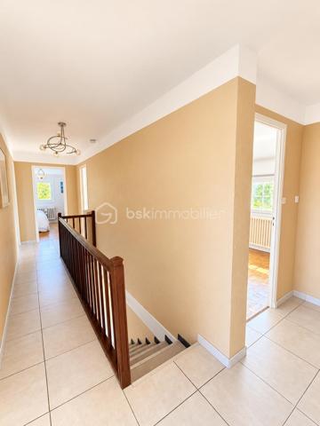 🏡 MONTAUBAN – MAISON 186 m² • PISCINE • PARC 2 400 m² • TERRAIN CONSTRUCTIBLE 🌳

✨ De beaux volumes, de la lumière, une piscine, un grand parc arboré… et un potentiel foncier rare à Montauban !

À seulement 5 minutes du centre-ville de Montauban, de la gare et des écoles, découvrez cette belle maison familiale de 186 m², implantée au cœur d’un parc arboré et entièrement clôturé d’environ 2 400 m². 🌿

Une propriété idéale pour celles et ceux qui recherchent de l’espace, du calme et un véritable extérieur, tout en restant à proximité des commodités.

☀️ DE BEAUX VOLUMES ET UNE MAISON LUMINEUSE

Dès l’entrée, la maison séduit par ses volumes généreux et ses nombreuses ouvertures sur le jardin.

La pièce de vie, spacieuse et baignée de lumière, permet d’aménager confortablement salon et salle à manger. Ses nombreuses portes-fenêtres prolongent naturellement l’espace vers l’extérieur, tandis que la cheminée 🔥 apporte une touche chaleureuse à l’ensemble.

Au rez-de-chaussée, vous retrouverez :

🔸 une cuisine équipée avec de nombreux rangements
🔸 un cellier pratique au quotidien
🔸 un bureau / bibliothèque, idéal pour le télétravail 💻 et pouvant également devenir une chambre supplémentaire 🛏️
🔸 une chambre avec grands placards coulissants, donnant sur le jardin 🌳
🔸 une salle de bains avec baignoire et douche 🛁🚿
🔸 des WC indépendants

👉 La configuration permet ainsi d’envisager jusqu’à deux chambres au rez-de-chaussée, selon vos besoins.

🛏️ À L’ÉTAGE : DE L’ESPACE POUR TOUTE LA FAMILLE

L’étage accueille 3 chambres, dont deux pouvant communiquer, ainsi qu’une salle d’eau avec WC et un dressing aménagé sous combles. 👗

🎮 Une généreuse salle de jeux / atelier d’environ 30 m² vient compléter cet étage.

Salle de cinéma 🎬, salle de sport 🏋️, espace détente, atelier, bureau ou salle de jeux… à vous d’imaginer cet espace selon vos envies !

💦 UN EXTÉRIEUR QUI DONNE UN AIR DE VACANCES

Le parc arboré d’environ 2 400 m², entièrement clôturé, constitue l’un des véritables coups de cœur de cette propriété. ❤️

🌳🌴 Un environnement verdoyant et généreux dans lequel vous profiterez de :

🏊‍♂️ une piscine de 8 × 4 m avec liner récemment remplacé
☀️ terrasses
🌿 une pergola
💧 un puits
🚗 un double garage d’environ 50 m²
🗄️ une cave accessible directement depuis le garage, offrant un espace de stockage supplémentaire très pratique

Déjeuners en terrasse, après-midi autour de la piscine et longues soirées d’été entre amis ou en famille… ici, les beaux jours prennent une tout autre dimension.☀️

💎 UN ATOUT RARE : ENVIRON 570 m² CONSTRUCTIBLES

La propriété dispose également d’une parcelle d’environ 570 m², détachable et constructible, avec son propre accès indépendant. 🏗️

Un potentiel supplémentaire particulièrement intéressant permettant, sous réserve des autorisations d’urbanisme, d’envisager différents projets : construction, revente de la parcelle ou tout simplement conservation de l’ensemble pour profiter pleinement de la propriété.

🔑 CONFORT & ÉQUIPEMENTS

❄️ Climatisation réversible
🪟 Double vitrage
🚗 Double garage motorisé d’environ 50 m²
🗄️ Cave accessible depuis le garage
🚪 Portail motorisé
📹 Visiophone
⚡ DPE : C
✅ Assainissement contrôlé

📍 Montauban – à seulement 5 minutes du centre-ville, de la gare et des écoles.

❤️ Une maison familiale qui réunit espace, luminosité, piscine, grand parc arboré et potentiel foncier : une combinaison particulièrement recherchée aux portes du centre de Montauban.

📞 Vous vous projetez déjà ? Contactez-moi pour obtenir davantage d’informations et organiser votre visite.
