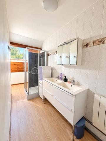 🏡 MONTAUBAN – MAISON 186 m² • PISCINE • PARC 2 400 m² • TERRAIN CONSTRUCTIBLE 🌳

✨ De beaux volumes, de la lumière, une piscine, un grand parc arboré… et un potentiel foncier rare à Montauban !

À seulement 5 minutes du centre-ville de Montauban, de la gare et des écoles, découvrez cette belle maison familiale de 186 m², implantée au cœur d’un parc arboré et entièrement clôturé d’environ 2 400 m². 🌿

Une propriété idéale pour celles et ceux qui recherchent de l’espace, du calme et un véritable extérieur, tout en restant à proximité des commodités.

☀️ DE BEAUX VOLUMES ET UNE MAISON LUMINEUSE

Dès l’entrée, la maison séduit par ses volumes généreux et ses nombreuses ouvertures sur le jardin.

La pièce de vie, spacieuse et baignée de lumière, permet d’aménager confortablement salon et salle à manger. Ses nombreuses portes-fenêtres prolongent naturellement l’espace vers l’extérieur, tandis que la cheminée 🔥 apporte une touche chaleureuse à l’ensemble.

Au rez-de-chaussée, vous retrouverez :

🔸 une cuisine équipée avec de nombreux rangements
🔸 un cellier pratique au quotidien
🔸 un bureau / bibliothèque, idéal pour le télétravail 💻 et pouvant également devenir une chambre supplémentaire 🛏️
🔸 une chambre avec grands placards coulissants, donnant sur le jardin 🌳
🔸 une salle de bains avec baignoire et douche 🛁🚿
🔸 des WC indépendants

👉 La configuration permet ainsi d’envisager jusqu’à deux chambres au rez-de-chaussée, selon vos besoins.

🛏️ À L’ÉTAGE : DE L’ESPACE POUR TOUTE LA FAMILLE

L’étage accueille 3 chambres, dont deux pouvant communiquer, ainsi qu’une salle d’eau avec WC et un dressing aménagé sous combles. 👗

🎮 Une généreuse salle de jeux / atelier d’environ 30 m² vient compléter cet étage.

Salle de cinéma 🎬, salle de sport 🏋️, espace détente, atelier, bureau ou salle de jeux… à vous d’imaginer cet espace selon vos envies !

💦 UN EXTÉRIEUR QUI DONNE UN AIR DE VACANCES

Le parc arboré d’environ 2 400 m², entièrement clôturé, constitue l’un des véritables coups de cœur de cette propriété. ❤️

🌳🌴 Un environnement verdoyant et généreux dans lequel vous profiterez de :

🏊‍♂️ une piscine de 8 × 4 m avec liner récemment remplacé
☀️ terrasses
🌿 une pergola
💧 un puits
🚗 un double garage d’environ 50 m²
🗄️ une cave accessible directement depuis le garage, offrant un espace de stockage supplémentaire très pratique

Déjeuners en terrasse, après-midi autour de la piscine et longues soirées d’été entre amis ou en famille… ici, les beaux jours prennent une tout autre dimension.☀️

💎 UN ATOUT RARE : ENVIRON 570 m² CONSTRUCTIBLES

La propriété dispose également d’une parcelle d’environ 570 m², détachable et constructible, avec son propre accès indépendant. 🏗️

Un potentiel supplémentaire particulièrement intéressant permettant, sous réserve des autorisations d’urbanisme, d’envisager différents projets : construction, revente de la parcelle ou tout simplement conservation de l’ensemble pour profiter pleinement de la propriété.

🔑 CONFORT & ÉQUIPEMENTS

❄️ Climatisation réversible
🪟 Double vitrage
🚗 Double garage motorisé d’environ 50 m²
🗄️ Cave accessible depuis le garage
🚪 Portail motorisé
📹 Visiophone
⚡ DPE : C
✅ Assainissement contrôlé

📍 Montauban – à seulement 5 minutes du centre-ville, de la gare et des écoles.

❤️ Une maison familiale qui réunit espace, luminosité, piscine, grand parc arboré et potentiel foncier : une combinaison particulièrement recherchée aux portes du centre de Montauban.

📞 Vous vous projetez déjà ? Contactez-moi pour obtenir davantage d’informations et organiser votre visite.