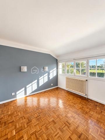 🏡 MONTAUBAN – MAISON 186 m² • PISCINE • PARC 2 400 m² • TERRAIN CONSTRUCTIBLE 🌳

✨ De beaux volumes, de la lumière, une piscine, un grand parc arboré… et un potentiel foncier rare à Montauban !

À seulement 5 minutes du centre-ville de Montauban, de la gare et des écoles, découvrez cette belle maison familiale de 186 m², implantée au cœur d’un parc arboré et entièrement clôturé d’environ 2 400 m². 🌿

Une propriété idéale pour celles et ceux qui recherchent de l’espace, du calme et un véritable extérieur, tout en restant à proximité des commodités.

☀️ DE BEAUX VOLUMES ET UNE MAISON LUMINEUSE

Dès l’entrée, la maison séduit par ses volumes généreux et ses nombreuses ouvertures sur le jardin.

La pièce de vie, spacieuse et baignée de lumière, permet d’aménager confortablement salon et salle à manger. Ses nombreuses portes-fenêtres prolongent naturellement l’espace vers l’extérieur, tandis que la cheminée 🔥 apporte une touche chaleureuse à l’ensemble.

Au rez-de-chaussée, vous retrouverez :

🔸 une cuisine équipée avec de nombreux rangements
🔸 un cellier pratique au quotidien
🔸 un bureau / bibliothèque, idéal pour le télétravail 💻 et pouvant également devenir une chambre supplémentaire 🛏️
🔸 une chambre avec grands placards coulissants, donnant sur le jardin 🌳
🔸 une salle de bains avec baignoire et douche 🛁🚿
🔸 des WC indépendants

👉 La configuration permet ainsi d’envisager jusqu’à deux chambres au rez-de-chaussée, selon vos besoins.

🛏️ À L’ÉTAGE : DE L’ESPACE POUR TOUTE LA FAMILLE

L’étage accueille 3 chambres, dont deux pouvant communiquer, ainsi qu’une salle d’eau avec WC et un dressing aménagé sous combles. 👗

🎮 Une généreuse salle de jeux / atelier d’environ 30 m² vient compléter cet étage.

Salle de cinéma 🎬, salle de sport 🏋️, espace détente, atelier, bureau ou salle de jeux… à vous d’imaginer cet espace selon vos envies !

💦 UN EXTÉRIEUR QUI DONNE UN AIR DE VACANCES

Le parc arboré d’environ 2 400 m², entièrement clôturé, constitue l’un des véritables coups de cœur de cette propriété. ❤️

🌳🌴 Un environnement verdoyant et généreux dans lequel vous profiterez de :

🏊‍♂️ une piscine de 8 × 4 m avec liner récemment remplacé
☀️ terrasses
🌿 une pergola
💧 un puits
🚗 un double garage d’environ 50 m²
🗄️ une cave accessible directement depuis le garage, offrant un espace de stockage supplémentaire très pratique

Déjeuners en terrasse, après-midi autour de la piscine et longues soirées d’été entre amis ou en famille… ici, les beaux jours prennent une tout autre dimension.☀️

💎 UN ATOUT RARE : ENVIRON 570 m² CONSTRUCTIBLES

La propriété dispose également d’une parcelle d’environ 570 m², détachable et constructible, avec son propre accès indépendant. 🏗️

Un potentiel supplémentaire particulièrement intéressant permettant, sous réserve des autorisations d’urbanisme, d’envisager différents projets : construction, revente de la parcelle ou tout simplement conservation de l’ensemble pour profiter pleinement de la propriété.

🔑 CONFORT & ÉQUIPEMENTS

❄️ Climatisation réversible
🪟 Double vitrage
🚗 Double garage motorisé d’environ 50 m²
🗄️ Cave accessible depuis le garage
🚪 Portail motorisé
📹 Visiophone
⚡ DPE : C
✅ Assainissement contrôlé

📍 Montauban – à seulement 5 minutes du centre-ville, de la gare et des écoles.

❤️ Une maison familiale qui réunit espace, luminosité, piscine, grand parc arboré et potentiel foncier : une combinaison particulièrement recherchée aux portes du centre de Montauban.

📞 Vous vous projetez déjà ? Contactez-moi pour obtenir davantage d’informations et organiser votre visite.