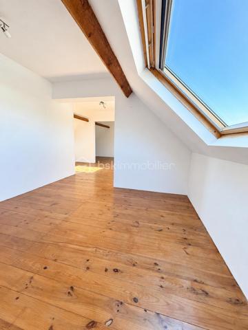 🏡 MONTAUBAN – MAISON 186 m² • PISCINE • PARC 2 400 m² • TERRAIN CONSTRUCTIBLE 🌳

✨ De beaux volumes, de la lumière, une piscine, un grand parc arboré… et un potentiel foncier rare à Montauban !

À seulement 5 minutes du centre-ville de Montauban, de la gare et des écoles, découvrez cette belle maison familiale de 186 m², implantée au cœur d’un parc arboré et entièrement clôturé d’environ 2 400 m². 🌿

Une propriété idéale pour celles et ceux qui recherchent de l’espace, du calme et un véritable extérieur, tout en restant à proximité des commodités.

☀️ DE BEAUX VOLUMES ET UNE MAISON LUMINEUSE

Dès l’entrée, la maison séduit par ses volumes généreux et ses nombreuses ouvertures sur le jardin.

La pièce de vie, spacieuse et baignée de lumière, permet d’aménager confortablement salon et salle à manger. Ses nombreuses portes-fenêtres prolongent naturellement l’espace vers l’extérieur, tandis que la cheminée 🔥 apporte une touche chaleureuse à l’ensemble.

Au rez-de-chaussée, vous retrouverez :

🔸 une cuisine équipée avec de nombreux rangements
🔸 un cellier pratique au quotidien
🔸 un bureau / bibliothèque, idéal pour le télétravail 💻 et pouvant également devenir une chambre supplémentaire 🛏️
🔸 une chambre avec grands placards coulissants, donnant sur le jardin 🌳
🔸 une salle de bains avec baignoire et douche 🛁🚿
🔸 des WC indépendants

👉 La configuration permet ainsi d’envisager jusqu’à deux chambres au rez-de-chaussée, selon vos besoins.

🛏️ À L’ÉTAGE : DE L’ESPACE POUR TOUTE LA FAMILLE

L’étage accueille 3 chambres, dont deux pouvant communiquer, ainsi qu’une salle d’eau avec WC et un dressing aménagé sous combles. 👗

🎮 Une généreuse salle de jeux / atelier d’environ 30 m² vient compléter cet étage.

Salle de cinéma 🎬, salle de sport 🏋️, espace détente, atelier, bureau ou salle de jeux… à vous d’imaginer cet espace selon vos envies !

💦 UN EXTÉRIEUR QUI DONNE UN AIR DE VACANCES

Le parc arboré d’environ 2 400 m², entièrement clôturé, constitue l’un des véritables coups de cœur de cette propriété. ❤️

🌳🌴 Un environnement verdoyant et généreux dans lequel vous profiterez de :

🏊‍♂️ une piscine de 8 × 4 m avec liner récemment remplacé
☀️ terrasses
🌿 une pergola
💧 un puits
🚗 un double garage d’environ 50 m²
🗄️ une cave accessible directement depuis le garage, offrant un espace de stockage supplémentaire très pratique

Déjeuners en terrasse, après-midi autour de la piscine et longues soirées d’été entre amis ou en famille… ici, les beaux jours prennent une tout autre dimension.☀️

💎 UN ATOUT RARE : ENVIRON 570 m² CONSTRUCTIBLES

La propriété dispose également d’une parcelle d’environ 570 m², détachable et constructible, avec son propre accès indépendant. 🏗️

Un potentiel supplémentaire particulièrement intéressant permettant, sous réserve des autorisations d’urbanisme, d’envisager différents projets : construction, revente de la parcelle ou tout simplement conservation de l’ensemble pour profiter pleinement de la propriété.

🔑 CONFORT & ÉQUIPEMENTS

❄️ Climatisation réversible
🪟 Double vitrage
🚗 Double garage motorisé d’environ 50 m²
🗄️ Cave accessible depuis le garage
🚪 Portail motorisé
📹 Visiophone
⚡ DPE : C
✅ Assainissement contrôlé

📍 Montauban – à seulement 5 minutes du centre-ville, de la gare et des écoles.

❤️ Une maison familiale qui réunit espace, luminosité, piscine, grand parc arboré et potentiel foncier : une combinaison particulièrement recherchée aux portes du centre de Montauban.

📞 Vous vous projetez déjà ? Contactez-moi pour obtenir davantage d’informations et organiser votre visite.