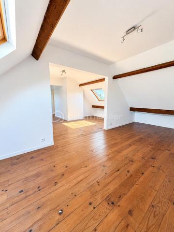 🏡 MONTAUBAN – MAISON 186 m² • PISCINE • PARC 2 400 m² • TERRAIN CONSTRUCTIBLE 🌳

✨ De beaux volumes, de la lumière, une piscine, un grand parc arboré… et un potentiel foncier rare à Montauban !

À seulement 5 minutes du centre-ville de Montauban, de la gare et des écoles, découvrez cette belle maison familiale de 186 m², implantée au cœur d’un parc arboré et entièrement clôturé d’environ 2 400 m². 🌿

Une propriété idéale pour celles et ceux qui recherchent de l’espace, du calme et un véritable extérieur, tout en restant à proximité des commodités.

☀️ DE BEAUX VOLUMES ET UNE MAISON LUMINEUSE

Dès l’entrée, la maison séduit par ses volumes généreux et ses nombreuses ouvertures sur le jardin.

La pièce de vie, spacieuse et baignée de lumière, permet d’aménager confortablement salon et salle à manger. Ses nombreuses portes-fenêtres prolongent naturellement l’espace vers l’extérieur, tandis que la cheminée 🔥 apporte une touche chaleureuse à l’ensemble.

Au rez-de-chaussée, vous retrouverez :

🔸 une cuisine équipée avec de nombreux rangements
🔸 un cellier pratique au quotidien
🔸 un bureau / bibliothèque, idéal pour le télétravail 💻 et pouvant également devenir une chambre supplémentaire 🛏️
🔸 une chambre avec grands placards coulissants, donnant sur le jardin 🌳
🔸 une salle de bains avec baignoire et douche 🛁🚿
🔸 des WC indépendants

👉 La configuration permet ainsi d’envisager jusqu’à deux chambres au rez-de-chaussée, selon vos besoins.

🛏️ À L’ÉTAGE : DE L’ESPACE POUR TOUTE LA FAMILLE

L’étage accueille 3 chambres, dont deux pouvant communiquer, ainsi qu’une salle d’eau avec WC et un dressing aménagé sous combles. 👗

🎮 Une généreuse salle de jeux / atelier d’environ 30 m² vient compléter cet étage.

Salle de cinéma 🎬, salle de sport 🏋️, espace détente, atelier, bureau ou salle de jeux… à vous d’imaginer cet espace selon vos envies !

💦 UN EXTÉRIEUR QUI DONNE UN AIR DE VACANCES

Le parc arboré d’environ 2 400 m², entièrement clôturé, constitue l’un des véritables coups de cœur de cette propriété. ❤️

🌳🌴 Un environnement verdoyant et généreux dans lequel vous profiterez de :

🏊‍♂️ une piscine de 8 × 4 m avec liner récemment remplacé
☀️ terrasses
🌿 une pergola
💧 un puits
🚗 un double garage d’environ 50 m²
🗄️ une cave accessible directement depuis le garage, offrant un espace de stockage supplémentaire très pratique

Déjeuners en terrasse, après-midi autour de la piscine et longues soirées d’été entre amis ou en famille… ici, les beaux jours prennent une tout autre dimension.☀️

💎 UN ATOUT RARE : ENVIRON 570 m² CONSTRUCTIBLES

La propriété dispose également d’une parcelle d’environ 570 m², détachable et constructible, avec son propre accès indépendant. 🏗️

Un potentiel supplémentaire particulièrement intéressant permettant, sous réserve des autorisations d’urbanisme, d’envisager différents projets : construction, revente de la parcelle ou tout simplement conservation de l’ensemble pour profiter pleinement de la propriété.

🔑 CONFORT & ÉQUIPEMENTS

❄️ Climatisation réversible
🪟 Double vitrage
🚗 Double garage motorisé d’environ 50 m²
🗄️ Cave accessible depuis le garage
🚪 Portail motorisé
📹 Visiophone
⚡ DPE : C
✅ Assainissement contrôlé

📍 Montauban – à seulement 5 minutes du centre-ville, de la gare et des écoles.

❤️ Une maison familiale qui réunit espace, luminosité, piscine, grand parc arboré et potentiel foncier : une combinaison particulièrement recherchée aux portes du centre de Montauban.

📞 Vous vous projetez déjà ? Contactez-moi pour obtenir davantage d’informations et organiser votre visite.