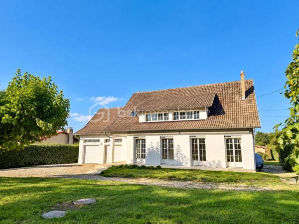 🏡 MONTAUBAN – MAISON 186 m² • PISCINE • PARC 2 400 m² • TERRAIN CONSTRUCTIBLE 🌳

✨ De beaux volumes, de la lumière, une piscine, un grand parc arboré… et un potentiel foncier rare à Montauban !

À seulement 5 minutes du centre-ville de Montauban, de la gare et des écoles, découvrez cette belle maison familiale de 186 m², implantée au cœur d’un parc arboré et entièrement clôturé d’environ 2 400 m². 🌿

Une propriété idéale pour celles et ceux qui recherchent de l’espace, du calme et un véritable extérieur, tout en restant à proximité des commodités.

☀️ DE BEAUX VOLUMES ET UNE MAISON LUMINEUSE

Dès l’entrée, la maison séduit par ses volumes généreux et ses nombreuses ouvertures sur le jardin.

La pièce de vie, spacieuse et baignée de lumière, permet d’aménager confortablement salon et salle à manger. Ses nombreuses portes-fenêtres prolongent naturellement l’espace vers l’extérieur, tandis que la cheminée 🔥 apporte une touche chaleureuse à l’ensemble.

Au rez-de-chaussée, vous retrouverez :

🔸 une cuisine équipée avec de nombreux rangements
🔸 un cellier pratique au quotidien
🔸 un bureau / bibliothèque, idéal pour le télétravail 💻 et pouvant également devenir une chambre supplémentaire 🛏️
🔸 une chambre avec grands placards coulissants, donnant sur le jardin 🌳
🔸 une salle de bains avec baignoire et douche 🛁🚿
🔸 des WC indépendants

👉 La configuration permet ainsi d’envisager jusqu’à deux chambres au rez-de-chaussée, selon vos besoins.

🛏️ À L’ÉTAGE : DE L’ESPACE POUR TOUTE LA FAMILLE

L’étage accueille 3 chambres, dont deux pouvant communiquer, ainsi qu’une salle d’eau avec WC et un dressing aménagé sous combles. 👗

🎮 Une généreuse salle de jeux / atelier d’environ 30 m² vient compléter cet étage.

Salle de cinéma 🎬, salle de sport 🏋️, espace détente, atelier, bureau ou salle de jeux… à vous d’imaginer cet espace selon vos envies !

💦 UN EXTÉRIEUR QUI DONNE UN AIR DE VACANCES

Le parc arboré d’environ 2 400 m², entièrement clôturé, constitue l’un des véritables coups de cœur de cette propriété. ❤️

🌳🌴 Un environnement verdoyant et généreux dans lequel vous profiterez de :

🏊‍♂️ une piscine de 8 × 4 m avec liner récemment remplacé
☀️ terrasses
🌿 une pergola
💧 un puits
🚗 un double garage d’environ 50 m²
🗄️ une cave accessible directement depuis le garage, offrant un espace de stockage supplémentaire très pratique

Déjeuners en terrasse, après-midi autour de la piscine et longues soirées d’été entre amis ou en famille… ici, les beaux jours prennent une tout autre dimension.☀️

💎 UN ATOUT RARE : ENVIRON 570 m² CONSTRUCTIBLES

La propriété dispose également d’une parcelle d’environ 570 m², détachable et constructible, avec son propre accès indépendant. 🏗️

Un potentiel supplémentaire particulièrement intéressant permettant, sous réserve des autorisations d’urbanisme, d’envisager différents projets : construction, revente de la parcelle ou tout simplement conservation de l’ensemble pour profiter pleinement de la propriété.

🔑 CONFORT & ÉQUIPEMENTS

❄️ Climatisation réversible
🪟 Double vitrage
🚗 Double garage motorisé d’environ 50 m²
🗄️ Cave accessible depuis le garage
🚪 Portail motorisé
📹 Visiophone
⚡ DPE : C
✅ Assainissement contrôlé

📍 Montauban – à seulement 5 minutes du centre-ville, de la gare et des écoles.

❤️ Une maison familiale qui réunit espace, luminosité, piscine, grand parc arboré et potentiel foncier : une combinaison particulièrement recherchée aux portes du centre de Montauban.

📞 Vous vous projetez déjà ? Contactez-moi pour obtenir davantage d’informations et organiser votre visite.