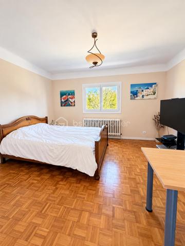 🏡 MONTAUBAN – MAISON 186 m² • PISCINE • PARC 2 400 m² • TERRAIN CONSTRUCTIBLE 🌳

✨ De beaux volumes, de la lumière, une piscine, un grand parc arboré… et un potentiel foncier rare à Montauban !

À seulement 5 minutes du centre-ville de Montauban, de la gare et des écoles, découvrez cette belle maison familiale de 186 m², implantée au cœur d’un parc arboré et entièrement clôturé d’environ 2 400 m². 🌿

Une propriété idéale pour celles et ceux qui recherchent de l’espace, du calme et un véritable extérieur, tout en restant à proximité des commodités.

☀️ DE BEAUX VOLUMES ET UNE MAISON LUMINEUSE

Dès l’entrée, la maison séduit par ses volumes généreux et ses nombreuses ouvertures sur le jardin.

La pièce de vie, spacieuse et baignée de lumière, permet d’aménager confortablement salon et salle à manger. Ses nombreuses portes-fenêtres prolongent naturellement l’espace vers l’extérieur, tandis que la cheminée 🔥 apporte une touche chaleureuse à l’ensemble.

Au rez-de-chaussée, vous retrouverez :

🔸 une cuisine équipée avec de nombreux rangements
🔸 un cellier pratique au quotidien
🔸 un bureau / bibliothèque, idéal pour le télétravail 💻 et pouvant également devenir une chambre supplémentaire 🛏️
🔸 une chambre avec grands placards coulissants, donnant sur le jardin 🌳
🔸 une salle de bains avec baignoire et douche 🛁🚿
🔸 des WC indépendants

👉 La configuration permet ainsi d’envisager jusqu’à deux chambres au rez-de-chaussée, selon vos besoins.

🛏️ À L’ÉTAGE : DE L’ESPACE POUR TOUTE LA FAMILLE

L’étage accueille 3 chambres, dont deux pouvant communiquer, ainsi qu’une salle d’eau avec WC et un dressing aménagé sous combles. 👗

🎮 Une généreuse salle de jeux / atelier d’environ 30 m² vient compléter cet étage.

Salle de cinéma 🎬, salle de sport 🏋️, espace détente, atelier, bureau ou salle de jeux… à vous d’imaginer cet espace selon vos envies !

💦 UN EXTÉRIEUR QUI DONNE UN AIR DE VACANCES

Le parc arboré d’environ 2 400 m², entièrement clôturé, constitue l’un des véritables coups de cœur de cette propriété. ❤️

🌳🌴 Un environnement verdoyant et généreux dans lequel vous profiterez de :

🏊‍♂️ une piscine de 8 × 4 m avec liner récemment remplacé
☀️ terrasses
🌿 une pergola
💧 un puits
🚗 un double garage d’environ 50 m²
🗄️ une cave accessible directement depuis le garage, offrant un espace de stockage supplémentaire très pratique

Déjeuners en terrasse, après-midi autour de la piscine et longues soirées d’été entre amis ou en famille… ici, les beaux jours prennent une tout autre dimension.☀️

💎 UN ATOUT RARE : ENVIRON 570 m² CONSTRUCTIBLES

La propriété dispose également d’une parcelle d’environ 570 m², détachable et constructible, avec son propre accès indépendant. 🏗️

Un potentiel supplémentaire particulièrement intéressant permettant, sous réserve des autorisations d’urbanisme, d’envisager différents projets : construction, revente de la parcelle ou tout simplement conservation de l’ensemble pour profiter pleinement de la propriété.

🔑 CONFORT & ÉQUIPEMENTS

❄️ Climatisation réversible
🪟 Double vitrage
🚗 Double garage motorisé d’environ 50 m²
🗄️ Cave accessible depuis le garage
🚪 Portail motorisé
📹 Visiophone
⚡ DPE : C
✅ Assainissement contrôlé

📍 Montauban – à seulement 5 minutes du centre-ville, de la gare et des écoles.

❤️ Une maison familiale qui réunit espace, luminosité, piscine, grand parc arboré et potentiel foncier : une combinaison particulièrement recherchée aux portes du centre de Montauban.

📞 Vous vous projetez déjà ? Contactez-moi pour obtenir davantage d’informations et organiser votre visite.