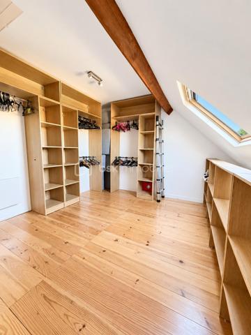 🏡 MONTAUBAN – MAISON 186 m² • PISCINE • PARC 2 400 m² • TERRAIN CONSTRUCTIBLE 🌳

✨ De beaux volumes, de la lumière, une piscine, un grand parc arboré… et un potentiel foncier rare à Montauban !

À seulement 5 minutes du centre-ville de Montauban, de la gare et des écoles, découvrez cette belle maison familiale de 186 m², implantée au cœur d’un parc arboré et entièrement clôturé d’environ 2 400 m². 🌿

Une propriété idéale pour celles et ceux qui recherchent de l’espace, du calme et un véritable extérieur, tout en restant à proximité des commodités.

☀️ DE BEAUX VOLUMES ET UNE MAISON LUMINEUSE

Dès l’entrée, la maison séduit par ses volumes généreux et ses nombreuses ouvertures sur le jardin.

La pièce de vie, spacieuse et baignée de lumière, permet d’aménager confortablement salon et salle à manger. Ses nombreuses portes-fenêtres prolongent naturellement l’espace vers l’extérieur, tandis que la cheminée 🔥 apporte une touche chaleureuse à l’ensemble.

Au rez-de-chaussée, vous retrouverez :

🔸 une cuisine équipée avec de nombreux rangements
🔸 un cellier pratique au quotidien
🔸 un bureau / bibliothèque, idéal pour le télétravail 💻 et pouvant également devenir une chambre supplémentaire 🛏️
🔸 une chambre avec grands placards coulissants, donnant sur le jardin 🌳
🔸 une salle de bains avec baignoire et douche 🛁🚿
🔸 des WC indépendants

👉 La configuration permet ainsi d’envisager jusqu’à deux chambres au rez-de-chaussée, selon vos besoins.

🛏️ À L’ÉTAGE : DE L’ESPACE POUR TOUTE LA FAMILLE

L’étage accueille 3 chambres, dont deux pouvant communiquer, ainsi qu’une salle d’eau avec WC et un dressing aménagé sous combles. 👗

🎮 Une généreuse salle de jeux / atelier d’environ 30 m² vient compléter cet étage.

Salle de cinéma 🎬, salle de sport 🏋️, espace détente, atelier, bureau ou salle de jeux… à vous d’imaginer cet espace selon vos envies !

💦 UN EXTÉRIEUR QUI DONNE UN AIR DE VACANCES

Le parc arboré d’environ 2 400 m², entièrement clôturé, constitue l’un des véritables coups de cœur de cette propriété. ❤️

🌳🌴 Un environnement verdoyant et généreux dans lequel vous profiterez de :

🏊‍♂️ une piscine de 8 × 4 m avec liner récemment remplacé
☀️ terrasses
🌿 une pergola
💧 un puits
🚗 un double garage d’environ 50 m²
🗄️ une cave accessible directement depuis le garage, offrant un espace de stockage supplémentaire très pratique

Déjeuners en terrasse, après-midi autour de la piscine et longues soirées d’été entre amis ou en famille… ici, les beaux jours prennent une tout autre dimension.☀️

💎 UN ATOUT RARE : ENVIRON 570 m² CONSTRUCTIBLES

La propriété dispose également d’une parcelle d’environ 570 m², détachable et constructible, avec son propre accès indépendant. 🏗️

Un potentiel supplémentaire particulièrement intéressant permettant, sous réserve des autorisations d’urbanisme, d’envisager différents projets : construction, revente de la parcelle ou tout simplement conservation de l’ensemble pour profiter pleinement de la propriété.

🔑 CONFORT & ÉQUIPEMENTS

❄️ Climatisation réversible
🪟 Double vitrage
🚗 Double garage motorisé d’environ 50 m²
🗄️ Cave accessible depuis le garage
🚪 Portail motorisé
📹 Visiophone
⚡ DPE : C
✅ Assainissement contrôlé

📍 Montauban – à seulement 5 minutes du centre-ville, de la gare et des écoles.

❤️ Une maison familiale qui réunit espace, luminosité, piscine, grand parc arboré et potentiel foncier : une combinaison particulièrement recherchée aux portes du centre de Montauban.

📞 Vous vous projetez déjà ? Contactez-moi pour obtenir davantage d’informations et organiser votre visite.