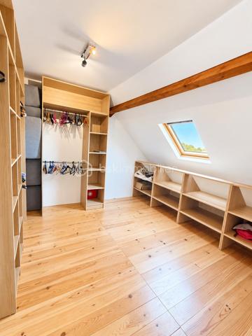 🏡 MONTAUBAN – MAISON 186 m² • PISCINE • PARC 2 400 m² • TERRAIN CONSTRUCTIBLE 🌳

✨ De beaux volumes, de la lumière, une piscine, un grand parc arboré… et un potentiel foncier rare à Montauban !

À seulement 5 minutes du centre-ville de Montauban, de la gare et des écoles, découvrez cette belle maison familiale de 186 m², implantée au cœur d’un parc arboré et entièrement clôturé d’environ 2 400 m². 🌿

Une propriété idéale pour celles et ceux qui recherchent de l’espace, du calme et un véritable extérieur, tout en restant à proximité des commodités.

☀️ DE BEAUX VOLUMES ET UNE MAISON LUMINEUSE

Dès l’entrée, la maison séduit par ses volumes généreux et ses nombreuses ouvertures sur le jardin.

La pièce de vie, spacieuse et baignée de lumière, permet d’aménager confortablement salon et salle à manger. Ses nombreuses portes-fenêtres prolongent naturellement l’espace vers l’extérieur, tandis que la cheminée 🔥 apporte une touche chaleureuse à l’ensemble.

Au rez-de-chaussée, vous retrouverez :

🔸 une cuisine équipée avec de nombreux rangements
🔸 un cellier pratique au quotidien
🔸 un bureau / bibliothèque, idéal pour le télétravail 💻 et pouvant également devenir une chambre supplémentaire 🛏️
🔸 une chambre avec grands placards coulissants, donnant sur le jardin 🌳
🔸 une salle de bains avec baignoire et douche 🛁🚿
🔸 des WC indépendants

👉 La configuration permet ainsi d’envisager jusqu’à deux chambres au rez-de-chaussée, selon vos besoins.

🛏️ À L’ÉTAGE : DE L’ESPACE POUR TOUTE LA FAMILLE

L’étage accueille 3 chambres, dont deux pouvant communiquer, ainsi qu’une salle d’eau avec WC et un dressing aménagé sous combles. 👗

🎮 Une généreuse salle de jeux / atelier d’environ 30 m² vient compléter cet étage.

Salle de cinéma 🎬, salle de sport 🏋️, espace détente, atelier, bureau ou salle de jeux… à vous d’imaginer cet espace selon vos envies !

💦 UN EXTÉRIEUR QUI DONNE UN AIR DE VACANCES

Le parc arboré d’environ 2 400 m², entièrement clôturé, constitue l’un des véritables coups de cœur de cette propriété. ❤️

🌳🌴 Un environnement verdoyant et généreux dans lequel vous profiterez de :

🏊‍♂️ une piscine de 8 × 4 m avec liner récemment remplacé
☀️ terrasses
🌿 une pergola
💧 un puits
🚗 un double garage d’environ 50 m²
🗄️ une cave accessible directement depuis le garage, offrant un espace de stockage supplémentaire très pratique

Déjeuners en terrasse, après-midi autour de la piscine et longues soirées d’été entre amis ou en famille… ici, les beaux jours prennent une tout autre dimension.☀️

💎 UN ATOUT RARE : ENVIRON 570 m² CONSTRUCTIBLES

La propriété dispose également d’une parcelle d’environ 570 m², détachable et constructible, avec son propre accès indépendant. 🏗️

Un potentiel supplémentaire particulièrement intéressant permettant, sous réserve des autorisations d’urbanisme, d’envisager différents projets : construction, revente de la parcelle ou tout simplement conservation de l’ensemble pour profiter pleinement de la propriété.

🔑 CONFORT & ÉQUIPEMENTS

❄️ Climatisation réversible
🪟 Double vitrage
🚗 Double garage motorisé d’environ 50 m²
🗄️ Cave accessible depuis le garage
🚪 Portail motorisé
📹 Visiophone
⚡ DPE : C
✅ Assainissement contrôlé

📍 Montauban – à seulement 5 minutes du centre-ville, de la gare et des écoles.

❤️ Une maison familiale qui réunit espace, luminosité, piscine, grand parc arboré et potentiel foncier : une combinaison particulièrement recherchée aux portes du centre de Montauban.

📞 Vous vous projetez déjà ? Contactez-moi pour obtenir davantage d’informations et organiser votre visite.