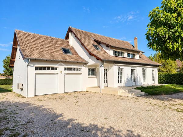 🏡 MONTAUBAN – MAISON 186 m² • PISCINE • PARC 2 400 m² • TERRAIN CONSTRUCTIBLE 🌳

✨ De beaux volumes, de la lumière, une piscine, un grand parc arboré… et un potentiel foncier rare à Montauban !

À seulement 5 minutes du centre-ville de Montauban, de la gare et des écoles, découvrez cette belle maison familiale de 186 m², implantée au cœur d’un parc arboré et entièrement clôturé d’environ 2 400 m². 🌿

Une propriété idéale pour celles et ceux qui recherchent de l’espace, du calme et un véritable extérieur, tout en restant à proximité des commodités.

☀️ DE BEAUX VOLUMES ET UNE MAISON LUMINEUSE

Dès l’entrée, la maison séduit par ses volumes généreux et ses nombreuses ouvertures sur le jardin.

La pièce de vie, spacieuse et baignée de lumière, permet d’aménager confortablement salon et salle à manger. Ses nombreuses portes-fenêtres prolongent naturellement l’espace vers l’extérieur, tandis que la cheminée 🔥 apporte une touche chaleureuse à l’ensemble.

Au rez-de-chaussée, vous retrouverez :

🔸 une cuisine équipée avec de nombreux rangements
🔸 un cellier pratique au quotidien
🔸 un bureau / bibliothèque, idéal pour le télétravail 💻 et pouvant également devenir une chambre supplémentaire 🛏️
🔸 une chambre avec grands placards coulissants, donnant sur le jardin 🌳
🔸 une salle de bains avec baignoire et douche 🛁🚿
🔸 des WC indépendants

👉 La configuration permet ainsi d’envisager jusqu’à deux chambres au rez-de-chaussée, selon vos besoins.

🛏️ À L’ÉTAGE : DE L’ESPACE POUR TOUTE LA FAMILLE

L’étage accueille 3 chambres, dont deux pouvant communiquer, ainsi qu’une salle d’eau avec WC et un dressing aménagé sous combles. 👗

🎮 Une généreuse salle de jeux / atelier d’environ 30 m² vient compléter cet étage.

Salle de cinéma 🎬, salle de sport 🏋️, espace détente, atelier, bureau ou salle de jeux… à vous d’imaginer cet espace selon vos envies !

💦 UN EXTÉRIEUR QUI DONNE UN AIR DE VACANCES

Le parc arboré d’environ 2 400 m², entièrement clôturé, constitue l’un des véritables coups de cœur de cette propriété. ❤️

🌳🌴 Un environnement verdoyant et généreux dans lequel vous profiterez de :

🏊‍♂️ une piscine de 8 × 4 m avec liner récemment remplacé
☀️ terrasses
🌿 une pergola
💧 un puits
🚗 un double garage d’environ 50 m²
🗄️ une cave accessible directement depuis le garage, offrant un espace de stockage supplémentaire très pratique

Déjeuners en terrasse, après-midi autour de la piscine et longues soirées d’été entre amis ou en famille… ici, les beaux jours prennent une tout autre dimension.☀️

💎 UN ATOUT RARE : ENVIRON 570 m² CONSTRUCTIBLES

La propriété dispose également d’une parcelle d’environ 570 m², détachable et constructible, avec son propre accès indépendant. 🏗️

Un potentiel supplémentaire particulièrement intéressant permettant, sous réserve des autorisations d’urbanisme, d’envisager différents projets : construction, revente de la parcelle ou tout simplement conservation de l’ensemble pour profiter pleinement de la propriété.

🔑 CONFORT & ÉQUIPEMENTS

❄️ Climatisation réversible
🪟 Double vitrage
🚗 Double garage motorisé d’environ 50 m²
🗄️ Cave accessible depuis le garage
🚪 Portail motorisé
📹 Visiophone
⚡ DPE : C
✅ Assainissement contrôlé

📍 Montauban – à seulement 5 minutes du centre-ville, de la gare et des écoles.

❤️ Une maison familiale qui réunit espace, luminosité, piscine, grand parc arboré et potentiel foncier : une combinaison particulièrement recherchée aux portes du centre de Montauban.

📞 Vous vous projetez déjà ? Contactez-moi pour obtenir davantage d’informations et organiser votre visite.