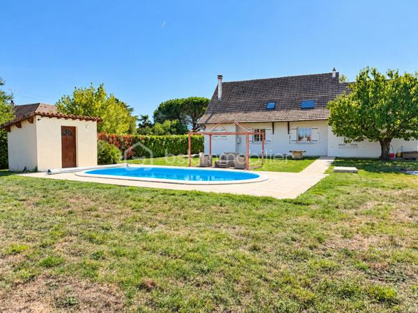 🏡 MONTAUBAN – MAISON 186 m² • PISCINE • PARC 2 400 m² • TERRAIN CONSTRUCTIBLE 🌳

✨ De beaux volumes, de la lumière, une piscine, un grand parc arboré… et un potentiel foncier rare à Montauban !

À seulement 5 minutes du centre-ville de Montauban, de la gare et des écoles, découvrez cette belle maison familiale de 186 m², implantée au cœur d’un parc arboré et entièrement clôturé d’environ 2 400 m². 🌿

Une propriété idéale pour celles et ceux qui recherchent de l’espace, du calme et un véritable extérieur, tout en restant à proximité des commodités.

☀️ DE BEAUX VOLUMES ET UNE MAISON LUMINEUSE

Dès l’entrée, la maison séduit par ses volumes généreux et ses nombreuses ouvertures sur le jardin.

La pièce de vie, spacieuse et baignée de lumière, permet d’aménager confortablement salon et salle à manger. Ses nombreuses portes-fenêtres prolongent naturellement l’espace vers l’extérieur, tandis que la cheminée 🔥 apporte une touche chaleureuse à l’ensemble.

Au rez-de-chaussée, vous retrouverez :

🔸 une cuisine équipée avec de nombreux rangements
🔸 un cellier pratique au quotidien
🔸 un bureau / bibliothèque, idéal pour le télétravail 💻 et pouvant également devenir une chambre supplémentaire 🛏️
🔸 une chambre avec grands placards coulissants, donnant sur le jardin 🌳
🔸 une salle de bains avec baignoire et douche 🛁🚿
🔸 des WC indépendants

👉 La configuration permet ainsi d’envisager jusqu’à deux chambres au rez-de-chaussée, selon vos besoins.

🛏️ À L’ÉTAGE : DE L’ESPACE POUR TOUTE LA FAMILLE

L’étage accueille 3 chambres, dont deux pouvant communiquer, ainsi qu’une salle d’eau avec WC et un dressing aménagé sous combles. 👗

🎮 Une généreuse salle de jeux / atelier d’environ 30 m² vient compléter cet étage.

Salle de cinéma 🎬, salle de sport 🏋️, espace détente, atelier, bureau ou salle de jeux… à vous d’imaginer cet espace selon vos envies !

💦 UN EXTÉRIEUR QUI DONNE UN AIR DE VACANCES

Le parc arboré d’environ 2 400 m², entièrement clôturé, constitue l’un des véritables coups de cœur de cette propriété. ❤️

🌳🌴 Un environnement verdoyant et généreux dans lequel vous profiterez de :

🏊‍♂️ une piscine de 8 × 4 m avec liner récemment remplacé
☀️ terrasses
🌿 une pergola
💧 un puits
🚗 un double garage d’environ 50 m²
🗄️ une cave accessible directement depuis le garage, offrant un espace de stockage supplémentaire très pratique

Déjeuners en terrasse, après-midi autour de la piscine et longues soirées d’été entre amis ou en famille… ici, les beaux jours prennent une tout autre dimension.☀️

💎 UN ATOUT RARE : ENVIRON 570 m² CONSTRUCTIBLES

La propriété dispose également d’une parcelle d’environ 570 m², détachable et constructible, avec son propre accès indépendant. 🏗️

Un potentiel supplémentaire particulièrement intéressant permettant, sous réserve des autorisations d’urbanisme, d’envisager différents projets : construction, revente de la parcelle ou tout simplement conservation de l’ensemble pour profiter pleinement de la propriété.

🔑 CONFORT & ÉQUIPEMENTS

❄️ Climatisation réversible
🪟 Double vitrage
🚗 Double garage motorisé d’environ 50 m²
🗄️ Cave accessible depuis le garage
🚪 Portail motorisé
📹 Visiophone
⚡ DPE : C
✅ Assainissement contrôlé

📍 Montauban – à seulement 5 minutes du centre-ville, de la gare et des écoles.

❤️ Une maison familiale qui réunit espace, luminosité, piscine, grand parc arboré et potentiel foncier : une combinaison particulièrement recherchée aux portes du centre de Montauban.

📞 Vous vous projetez déjà ? Contactez-moi pour obtenir davantage d’informations et organiser votre visite.