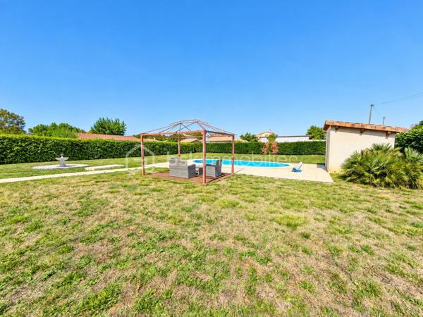 🏡 MONTAUBAN – MAISON 186 m² • PISCINE • PARC 2 400 m² • TERRAIN CONSTRUCTIBLE 🌳

✨ De beaux volumes, de la lumière, une piscine, un grand parc arboré… et un potentiel foncier rare à Montauban !

À seulement 5 minutes du centre-ville de Montauban, de la gare et des écoles, découvrez cette belle maison familiale de 186 m², implantée au cœur d’un parc arboré et entièrement clôturé d’environ 2 400 m². 🌿

Une propriété idéale pour celles et ceux qui recherchent de l’espace, du calme et un véritable extérieur, tout en restant à proximité des commodités.

☀️ DE BEAUX VOLUMES ET UNE MAISON LUMINEUSE

Dès l’entrée, la maison séduit par ses volumes généreux et ses nombreuses ouvertures sur le jardin.

La pièce de vie, spacieuse et baignée de lumière, permet d’aménager confortablement salon et salle à manger. Ses nombreuses portes-fenêtres prolongent naturellement l’espace vers l’extérieur, tandis que la cheminée 🔥 apporte une touche chaleureuse à l’ensemble.

Au rez-de-chaussée, vous retrouverez :

🔸 une cuisine équipée avec de nombreux rangements
🔸 un cellier pratique au quotidien
🔸 un bureau / bibliothèque, idéal pour le télétravail 💻 et pouvant également devenir une chambre supplémentaire 🛏️
🔸 une chambre avec grands placards coulissants, donnant sur le jardin 🌳
🔸 une salle de bains avec baignoire et douche 🛁🚿
🔸 des WC indépendants

👉 La configuration permet ainsi d’envisager jusqu’à deux chambres au rez-de-chaussée, selon vos besoins.

🛏️ À L’ÉTAGE : DE L’ESPACE POUR TOUTE LA FAMILLE

L’étage accueille 3 chambres, dont deux pouvant communiquer, ainsi qu’une salle d’eau avec WC et un dressing aménagé sous combles. 👗

🎮 Une généreuse salle de jeux / atelier d’environ 30 m² vient compléter cet étage.

Salle de cinéma 🎬, salle de sport 🏋️, espace détente, atelier, bureau ou salle de jeux… à vous d’imaginer cet espace selon vos envies !

💦 UN EXTÉRIEUR QUI DONNE UN AIR DE VACANCES

Le parc arboré d’environ 2 400 m², entièrement clôturé, constitue l’un des véritables coups de cœur de cette propriété. ❤️

🌳🌴 Un environnement verdoyant et généreux dans lequel vous profiterez de :

🏊‍♂️ une piscine de 8 × 4 m avec liner récemment remplacé
☀️ terrasses
🌿 une pergola
💧 un puits
🚗 un double garage d’environ 50 m²
🗄️ une cave accessible directement depuis le garage, offrant un espace de stockage supplémentaire très pratique

Déjeuners en terrasse, après-midi autour de la piscine et longues soirées d’été entre amis ou en famille… ici, les beaux jours prennent une tout autre dimension.☀️

💎 UN ATOUT RARE : ENVIRON 570 m² CONSTRUCTIBLES

La propriété dispose également d’une parcelle d’environ 570 m², détachable et constructible, avec son propre accès indépendant. 🏗️

Un potentiel supplémentaire particulièrement intéressant permettant, sous réserve des autorisations d’urbanisme, d’envisager différents projets : construction, revente de la parcelle ou tout simplement conservation de l’ensemble pour profiter pleinement de la propriété.

🔑 CONFORT & ÉQUIPEMENTS

❄️ Climatisation réversible
🪟 Double vitrage
🚗 Double garage motorisé d’environ 50 m²
🗄️ Cave accessible depuis le garage
🚪 Portail motorisé
📹 Visiophone
⚡ DPE : C
✅ Assainissement contrôlé

📍 Montauban – à seulement 5 minutes du centre-ville, de la gare et des écoles.

❤️ Une maison familiale qui réunit espace, luminosité, piscine, grand parc arboré et potentiel foncier : une combinaison particulièrement recherchée aux portes du centre de Montauban.

📞 Vous vous projetez déjà ? Contactez-moi pour obtenir davantage d’informations et organiser votre visite.