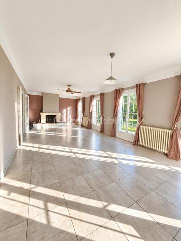 🏡 MONTAUBAN – MAISON 186 m² • PISCINE • PARC 2 400 m² • TERRAIN CONSTRUCTIBLE 🌳

✨ De beaux volumes, de la lumière, une piscine, un grand parc arboré… et un potentiel foncier rare à Montauban !

À seulement 5 minutes du centre-ville de Montauban, de la gare et des écoles, découvrez cette belle maison familiale de 186 m², implantée au cœur d’un parc arboré et entièrement clôturé d’environ 2 400 m². 🌿

Une propriété idéale pour celles et ceux qui recherchent de l’espace, du calme et un véritable extérieur, tout en restant à proximité des commodités.

☀️ DE BEAUX VOLUMES ET UNE MAISON LUMINEUSE

Dès l’entrée, la maison séduit par ses volumes généreux et ses nombreuses ouvertures sur le jardin.

La pièce de vie, spacieuse et baignée de lumière, permet d’aménager confortablement salon et salle à manger. Ses nombreuses portes-fenêtres prolongent naturellement l’espace vers l’extérieur, tandis que la cheminée 🔥 apporte une touche chaleureuse à l’ensemble.

Au rez-de-chaussée, vous retrouverez :

🔸 une cuisine équipée avec de nombreux rangements
🔸 un cellier pratique au quotidien
🔸 un bureau / bibliothèque, idéal pour le télétravail 💻 et pouvant également devenir une chambre supplémentaire 🛏️
🔸 une chambre avec grands placards coulissants, donnant sur le jardin 🌳
🔸 une salle de bains avec baignoire et douche 🛁🚿
🔸 des WC indépendants

👉 La configuration permet ainsi d’envisager jusqu’à deux chambres au rez-de-chaussée, selon vos besoins.

🛏️ À L’ÉTAGE : DE L’ESPACE POUR TOUTE LA FAMILLE

L’étage accueille 3 chambres, dont deux pouvant communiquer, ainsi qu’une salle d’eau avec WC et un dressing aménagé sous combles. 👗

🎮 Une généreuse salle de jeux / atelier d’environ 30 m² vient compléter cet étage.

Salle de cinéma 🎬, salle de sport 🏋️, espace détente, atelier, bureau ou salle de jeux… à vous d’imaginer cet espace selon vos envies !

💦 UN EXTÉRIEUR QUI DONNE UN AIR DE VACANCES

Le parc arboré d’environ 2 400 m², entièrement clôturé, constitue l’un des véritables coups de cœur de cette propriété. ❤️

🌳🌴 Un environnement verdoyant et généreux dans lequel vous profiterez de :

🏊‍♂️ une piscine de 8 × 4 m avec liner récemment remplacé
☀️ terrasses
🌿 une pergola
💧 un puits
🚗 un double garage d’environ 50 m²
🗄️ une cave accessible directement depuis le garage, offrant un espace de stockage supplémentaire très pratique

Déjeuners en terrasse, après-midi autour de la piscine et longues soirées d’été entre amis ou en famille… ici, les beaux jours prennent une tout autre dimension.☀️

💎 UN ATOUT RARE : ENVIRON 570 m² CONSTRUCTIBLES

La propriété dispose également d’une parcelle d’environ 570 m², détachable et constructible, avec son propre accès indépendant. 🏗️

Un potentiel supplémentaire particulièrement intéressant permettant, sous réserve des autorisations d’urbanisme, d’envisager différents projets : construction, revente de la parcelle ou tout simplement conservation de l’ensemble pour profiter pleinement de la propriété.

🔑 CONFORT & ÉQUIPEMENTS

❄️ Climatisation réversible
🪟 Double vitrage
🚗 Double garage motorisé d’environ 50 m²
🗄️ Cave accessible depuis le garage
🚪 Portail motorisé
📹 Visiophone
⚡ DPE : C
✅ Assainissement contrôlé

📍 Montauban – à seulement 5 minutes du centre-ville, de la gare et des écoles.

❤️ Une maison familiale qui réunit espace, luminosité, piscine, grand parc arboré et potentiel foncier : une combinaison particulièrement recherchée aux portes du centre de Montauban.

📞 Vous vous projetez déjà ? Contactez-moi pour obtenir davantage d’informations et organiser votre visite.