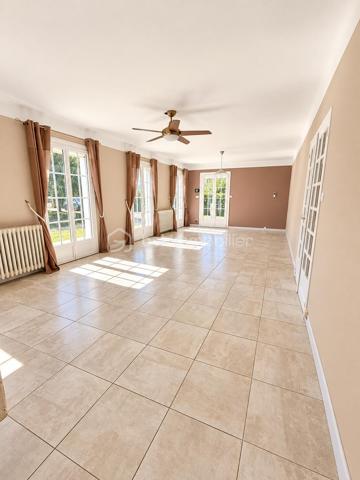 🏡 MONTAUBAN – MAISON 186 m² • PISCINE • PARC 2 400 m² • TERRAIN CONSTRUCTIBLE 🌳

✨ De beaux volumes, de la lumière, une piscine, un grand parc arboré… et un potentiel foncier rare à Montauban !

À seulement 5 minutes du centre-ville de Montauban, de la gare et des écoles, découvrez cette belle maison familiale de 186 m², implantée au cœur d’un parc arboré et entièrement clôturé d’environ 2 400 m². 🌿

Une propriété idéale pour celles et ceux qui recherchent de l’espace, du calme et un véritable extérieur, tout en restant à proximité des commodités.

☀️ DE BEAUX VOLUMES ET UNE MAISON LUMINEUSE

Dès l’entrée, la maison séduit par ses volumes généreux et ses nombreuses ouvertures sur le jardin.

La pièce de vie, spacieuse et baignée de lumière, permet d’aménager confortablement salon et salle à manger. Ses nombreuses portes-fenêtres prolongent naturellement l’espace vers l’extérieur, tandis que la cheminée 🔥 apporte une touche chaleureuse à l’ensemble.

Au rez-de-chaussée, vous retrouverez :

🔸 une cuisine équipée avec de nombreux rangements
🔸 un cellier pratique au quotidien
🔸 un bureau / bibliothèque, idéal pour le télétravail 💻 et pouvant également devenir une chambre supplémentaire 🛏️
🔸 une chambre avec grands placards coulissants, donnant sur le jardin 🌳
🔸 une salle de bains avec baignoire et douche 🛁🚿
🔸 des WC indépendants

👉 La configuration permet ainsi d’envisager jusqu’à deux chambres au rez-de-chaussée, selon vos besoins.

🛏️ À L’ÉTAGE : DE L’ESPACE POUR TOUTE LA FAMILLE

L’étage accueille 3 chambres, dont deux pouvant communiquer, ainsi qu’une salle d’eau avec WC et un dressing aménagé sous combles. 👗

🎮 Une généreuse salle de jeux / atelier d’environ 30 m² vient compléter cet étage.

Salle de cinéma 🎬, salle de sport 🏋️, espace détente, atelier, bureau ou salle de jeux… à vous d’imaginer cet espace selon vos envies !

💦 UN EXTÉRIEUR QUI DONNE UN AIR DE VACANCES

Le parc arboré d’environ 2 400 m², entièrement clôturé, constitue l’un des véritables coups de cœur de cette propriété. ❤️

🌳🌴 Un environnement verdoyant et généreux dans lequel vous profiterez de :

🏊‍♂️ une piscine de 8 × 4 m avec liner récemment remplacé
☀️ terrasses
🌿 une pergola
💧 un puits
🚗 un double garage d’environ 50 m²
🗄️ une cave accessible directement depuis le garage, offrant un espace de stockage supplémentaire très pratique

Déjeuners en terrasse, après-midi autour de la piscine et longues soirées d’été entre amis ou en famille… ici, les beaux jours prennent une tout autre dimension.☀️

💎 UN ATOUT RARE : ENVIRON 570 m² CONSTRUCTIBLES

La propriété dispose également d’une parcelle d’environ 570 m², détachable et constructible, avec son propre accès indépendant. 🏗️

Un potentiel supplémentaire particulièrement intéressant permettant, sous réserve des autorisations d’urbanisme, d’envisager différents projets : construction, revente de la parcelle ou tout simplement conservation de l’ensemble pour profiter pleinement de la propriété.

🔑 CONFORT & ÉQUIPEMENTS

❄️ Climatisation réversible
🪟 Double vitrage
🚗 Double garage motorisé d’environ 50 m²
🗄️ Cave accessible depuis le garage
🚪 Portail motorisé
📹 Visiophone
⚡ DPE : C
✅ Assainissement contrôlé

📍 Montauban – à seulement 5 minutes du centre-ville, de la gare et des écoles.

❤️ Une maison familiale qui réunit espace, luminosité, piscine, grand parc arboré et potentiel foncier : une combinaison particulièrement recherchée aux portes du centre de Montauban.

📞 Vous vous projetez déjà ? Contactez-moi pour obtenir davantage d’informations et organiser votre visite.