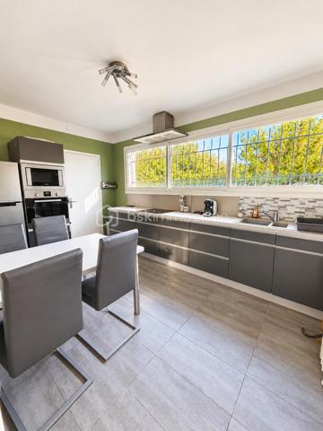 🏡 MONTAUBAN – MAISON 186 m² • PISCINE • PARC 2 400 m² • TERRAIN CONSTRUCTIBLE 🌳

✨ De beaux volumes, de la lumière, une piscine, un grand parc arboré… et un potentiel foncier rare à Montauban !

À seulement 5 minutes du centre-ville de Montauban, de la gare et des écoles, découvrez cette belle maison familiale de 186 m², implantée au cœur d’un parc arboré et entièrement clôturé d’environ 2 400 m². 🌿

Une propriété idéale pour celles et ceux qui recherchent de l’espace, du calme et un véritable extérieur, tout en restant à proximité des commodités.

☀️ DE BEAUX VOLUMES ET UNE MAISON LUMINEUSE

Dès l’entrée, la maison séduit par ses volumes généreux et ses nombreuses ouvertures sur le jardin.

La pièce de vie, spacieuse et baignée de lumière, permet d’aménager confortablement salon et salle à manger. Ses nombreuses portes-fenêtres prolongent naturellement l’espace vers l’extérieur, tandis que la cheminée 🔥 apporte une touche chaleureuse à l’ensemble.

Au rez-de-chaussée, vous retrouverez :

🔸 une cuisine équipée avec de nombreux rangements
🔸 un cellier pratique au quotidien
🔸 un bureau / bibliothèque, idéal pour le télétravail 💻 et pouvant également devenir une chambre supplémentaire 🛏️
🔸 une chambre avec grands placards coulissants, donnant sur le jardin 🌳
🔸 une salle de bains avec baignoire et douche 🛁🚿
🔸 des WC indépendants

👉 La configuration permet ainsi d’envisager jusqu’à deux chambres au rez-de-chaussée, selon vos besoins.

🛏️ À L’ÉTAGE : DE L’ESPACE POUR TOUTE LA FAMILLE

L’étage accueille 3 chambres, dont deux pouvant communiquer, ainsi qu’une salle d’eau avec WC et un dressing aménagé sous combles. 👗

🎮 Une généreuse salle de jeux / atelier d’environ 30 m² vient compléter cet étage.

Salle de cinéma 🎬, salle de sport 🏋️, espace détente, atelier, bureau ou salle de jeux… à vous d’imaginer cet espace selon vos envies !

💦 UN EXTÉRIEUR QUI DONNE UN AIR DE VACANCES

Le parc arboré d’environ 2 400 m², entièrement clôturé, constitue l’un des véritables coups de cœur de cette propriété. ❤️

🌳🌴 Un environnement verdoyant et généreux dans lequel vous profiterez de :

🏊‍♂️ une piscine de 8 × 4 m avec liner récemment remplacé
☀️ terrasses
🌿 une pergola
💧 un puits
🚗 un double garage d’environ 50 m²
🗄️ une cave accessible directement depuis le garage, offrant un espace de stockage supplémentaire très pratique

Déjeuners en terrasse, après-midi autour de la piscine et longues soirées d’été entre amis ou en famille… ici, les beaux jours prennent une tout autre dimension.☀️

💎 UN ATOUT RARE : ENVIRON 570 m² CONSTRUCTIBLES

La propriété dispose également d’une parcelle d’environ 570 m², détachable et constructible, avec son propre accès indépendant. 🏗️

Un potentiel supplémentaire particulièrement intéressant permettant, sous réserve des autorisations d’urbanisme, d’envisager différents projets : construction, revente de la parcelle ou tout simplement conservation de l’ensemble pour profiter pleinement de la propriété.

🔑 CONFORT & ÉQUIPEMENTS

❄️ Climatisation réversible
🪟 Double vitrage
🚗 Double garage motorisé d’environ 50 m²
🗄️ Cave accessible depuis le garage
🚪 Portail motorisé
📹 Visiophone
⚡ DPE : C
✅ Assainissement contrôlé

📍 Montauban – à seulement 5 minutes du centre-ville, de la gare et des écoles.

❤️ Une maison familiale qui réunit espace, luminosité, piscine, grand parc arboré et potentiel foncier : une combinaison particulièrement recherchée aux portes du centre de Montauban.

📞 Vous vous projetez déjà ? Contactez-moi pour obtenir davantage d’informations et organiser votre visite.