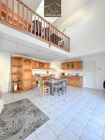 Maison en Centre-Ville de BRESSUIRE. Jardinet et garage. Libre de suite (adaptée pour retraités)