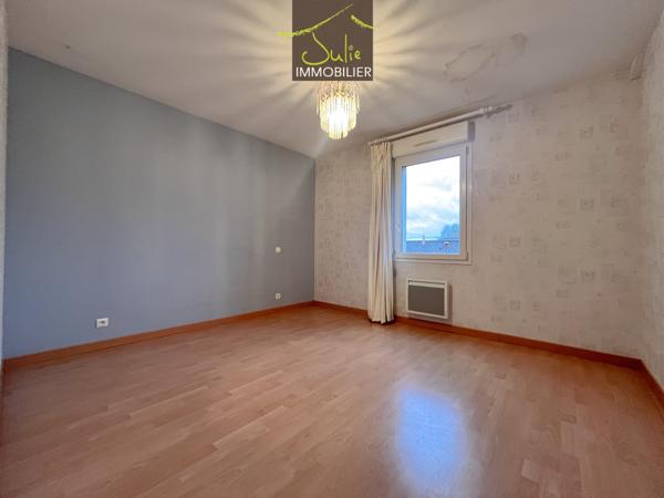 Maison en Centre-Ville de BRESSUIRE. Jardinet et garage. Libre de suite (adaptée pour retraités)