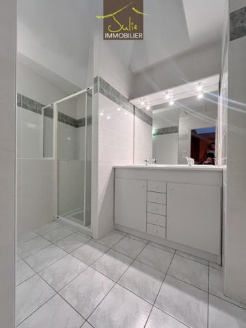 Maison en Centre-Ville de BRESSUIRE. Jardinet et garage. Libre de suite (adaptée pour retraités)