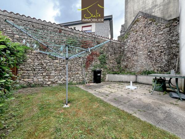 Maison en Centre-Ville de BRESSUIRE. Jardinet et garage. Libre de suite (adaptée pour retraités)