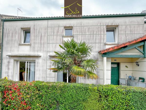 Maison en Centre-Ville de BRESSUIRE. Jardinet et garage. Libre de suite (adaptée pour retraités)