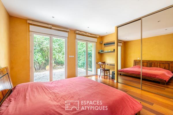 Maison de plain-pied avec jardin arboré et piscine au coeur de Limonest