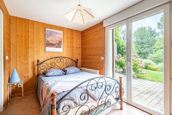 Maison de plain-pied avec jardin arboré et piscine au coeur de Limonest