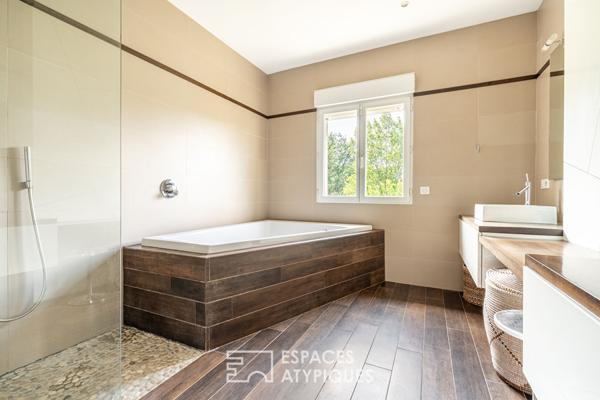 Maison de plain-pied avec jardin arboré et piscine au coeur de Limonest