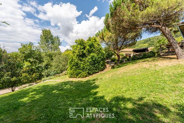 Maison de plain-pied avec jardin arboré et piscine au coeur de Limonest