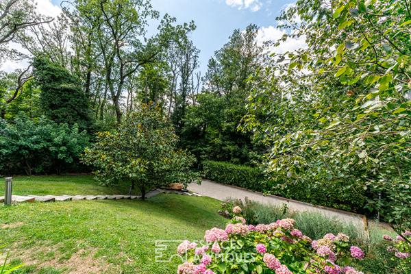 Maison de plain-pied avec jardin arboré et piscine au coeur de Limonest