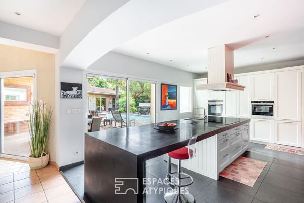 Maison de plain-pied avec jardin arboré et piscine au coeur de Limonest